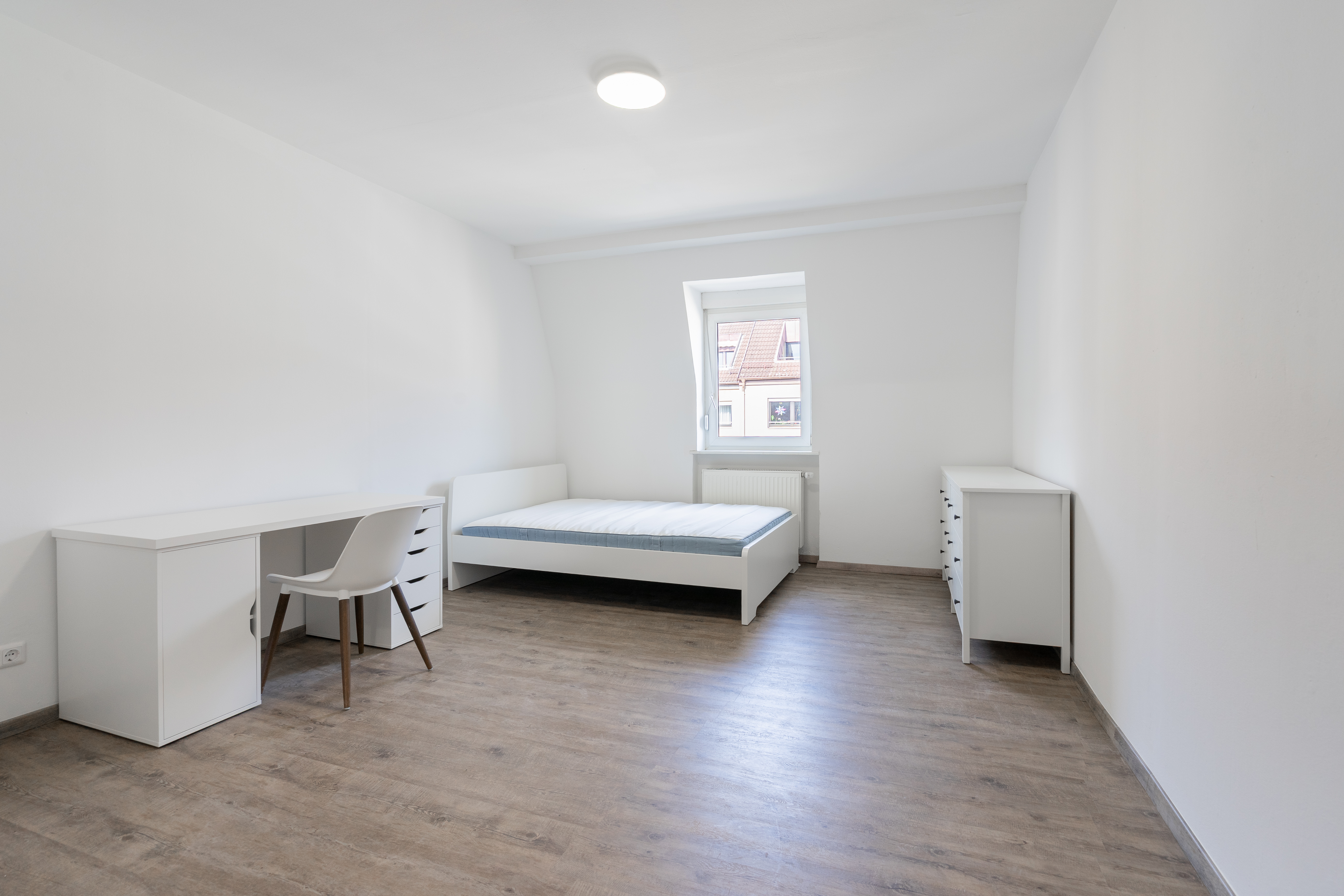 Renoviertes & teilmöbliertes WG Zimmer in einer 3-Zimmer-WG-Wohnung - mit Altbau-Charme in N-Süd!!!