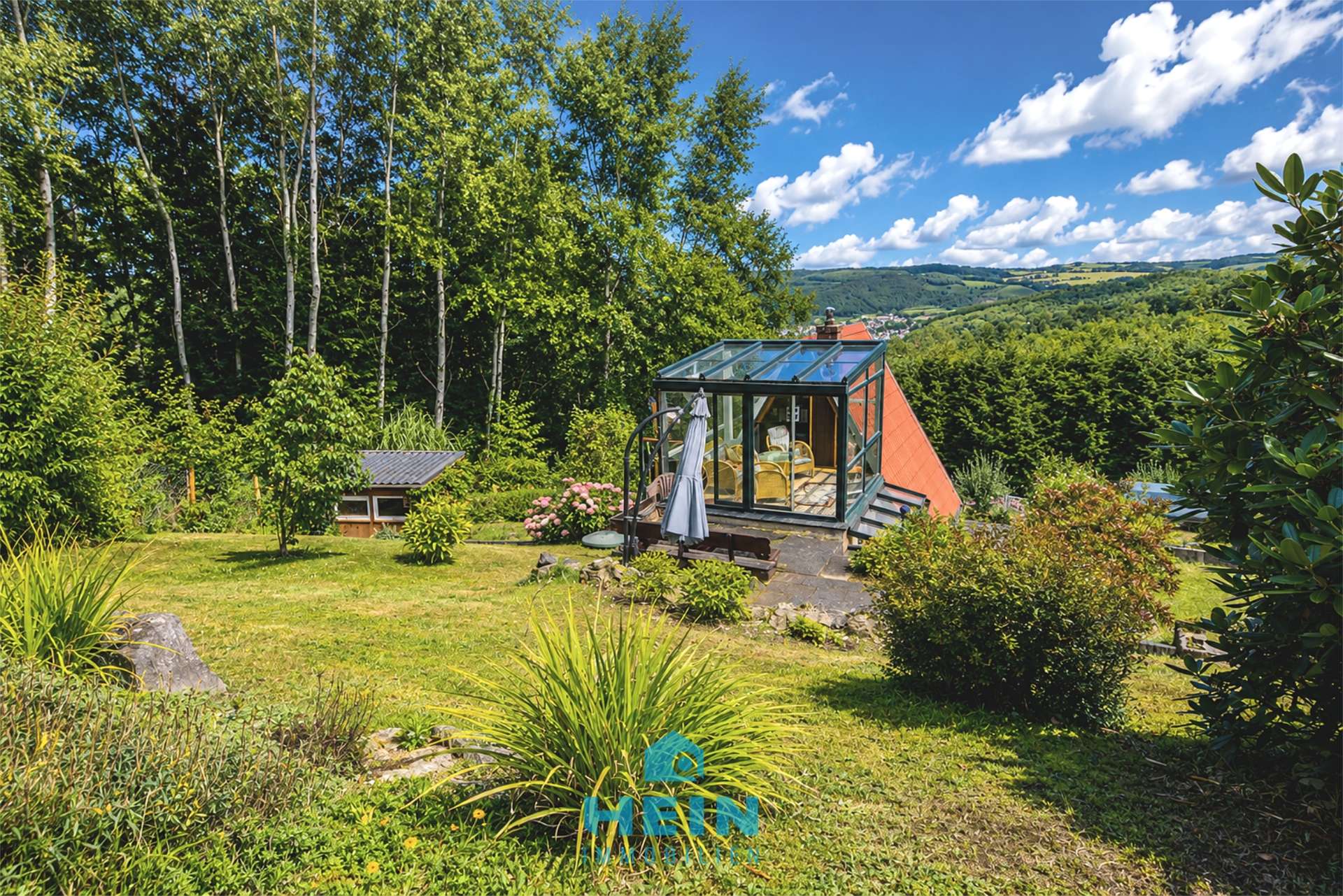 Naturidylle pur: Charmante Finnhütte mit Wintergarten und Panoramablick am Fuße des Gleesbergs