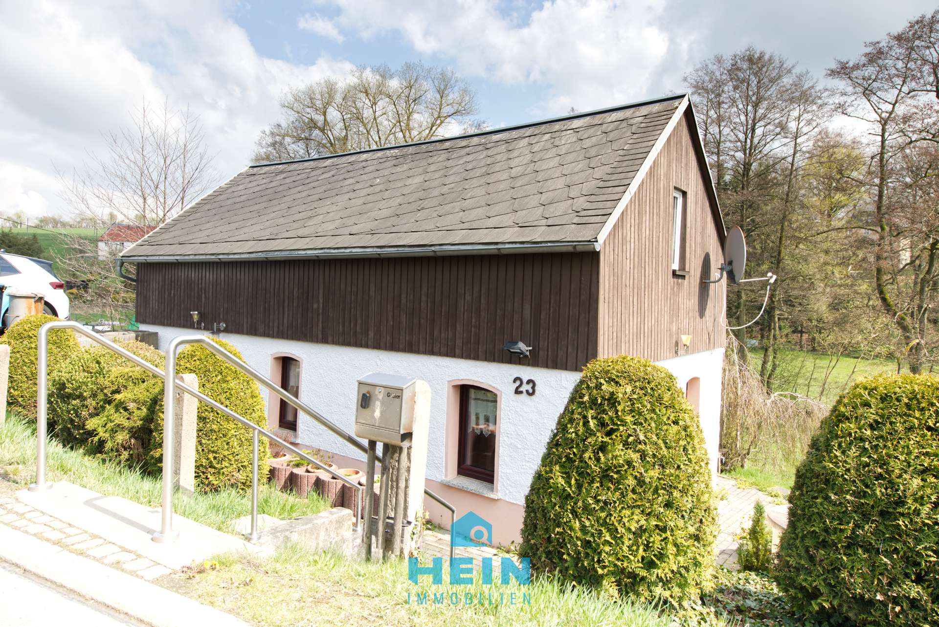 Ein Haus mit Geschichte: gemütliches Domizil im Grünen, bereit für frische Impulse