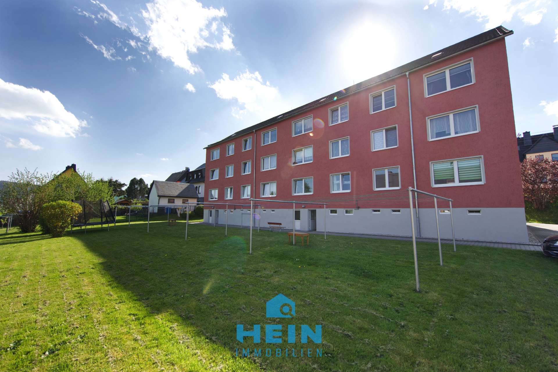 Nachhaltig investieren: vermietete Wohnung mit Pkw-Stellplatz, Einbauküche und Tageslichtbad!