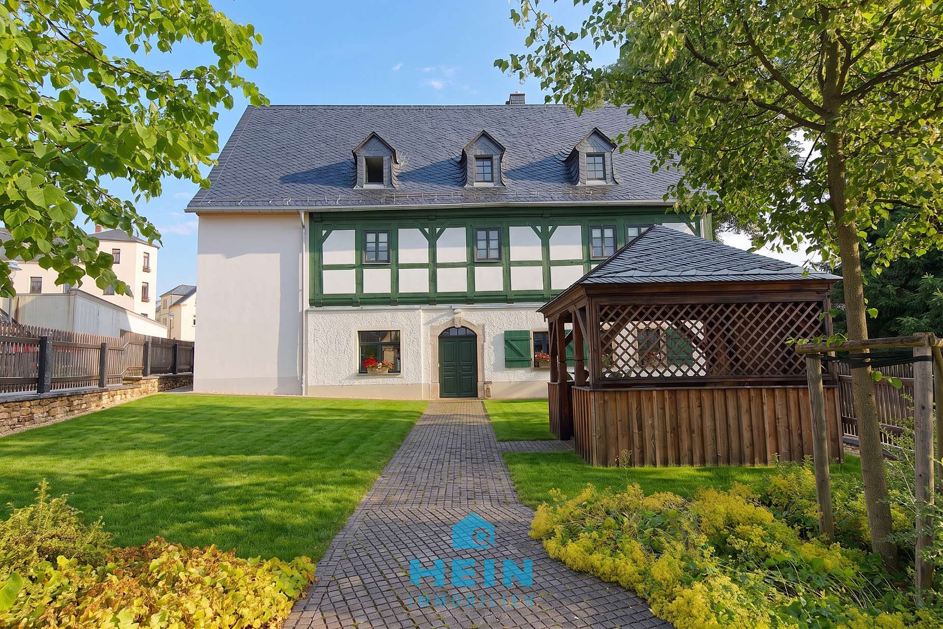 Denkmal-Juwel in der Bergstadt Schneeberg: Hochwertige Erdgeschosswohnung mit Gartennutzung!