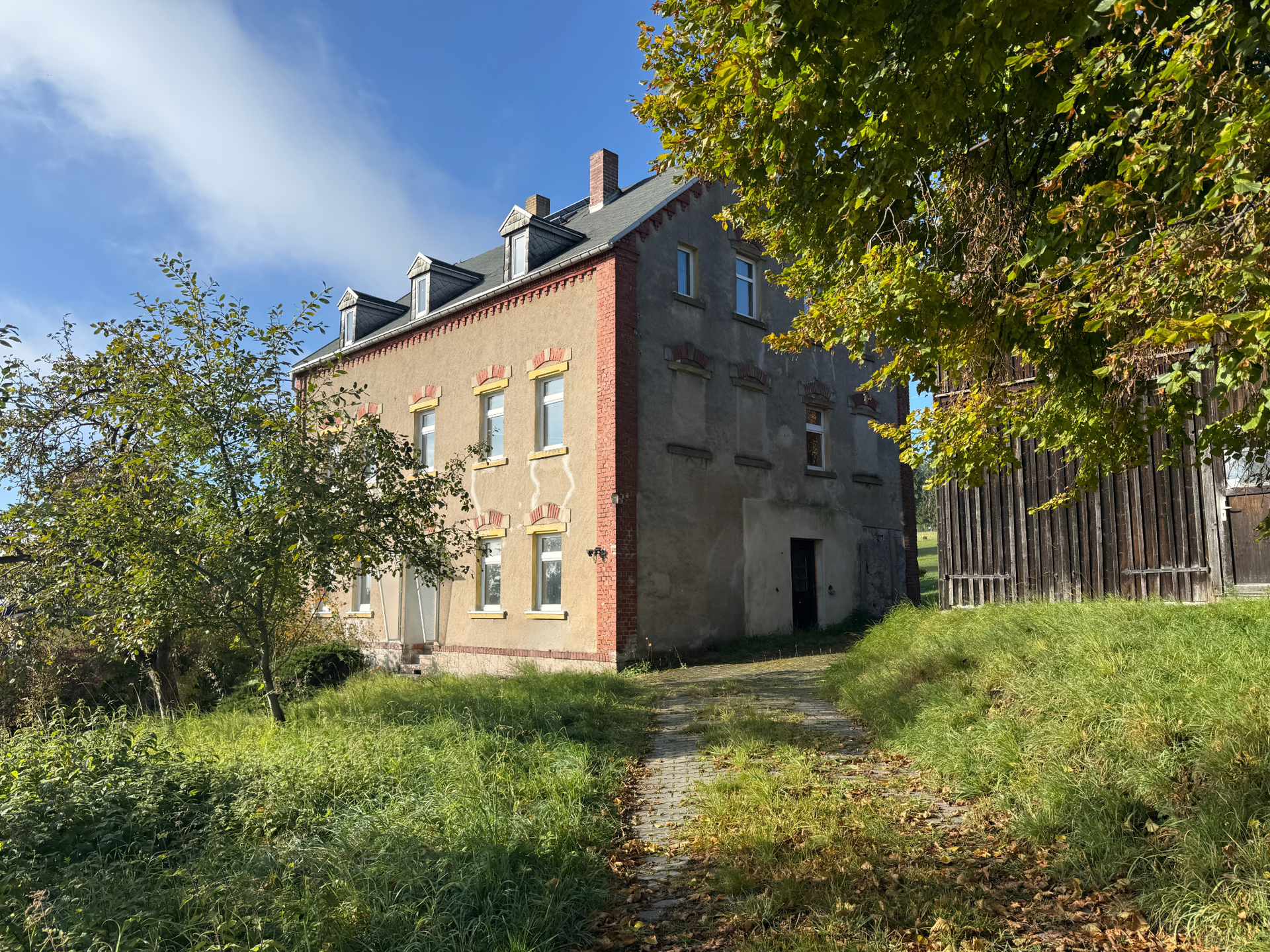 Zwei- bis Dreifamilienhaus in sonniger Lage mit Sanierungskonzept!