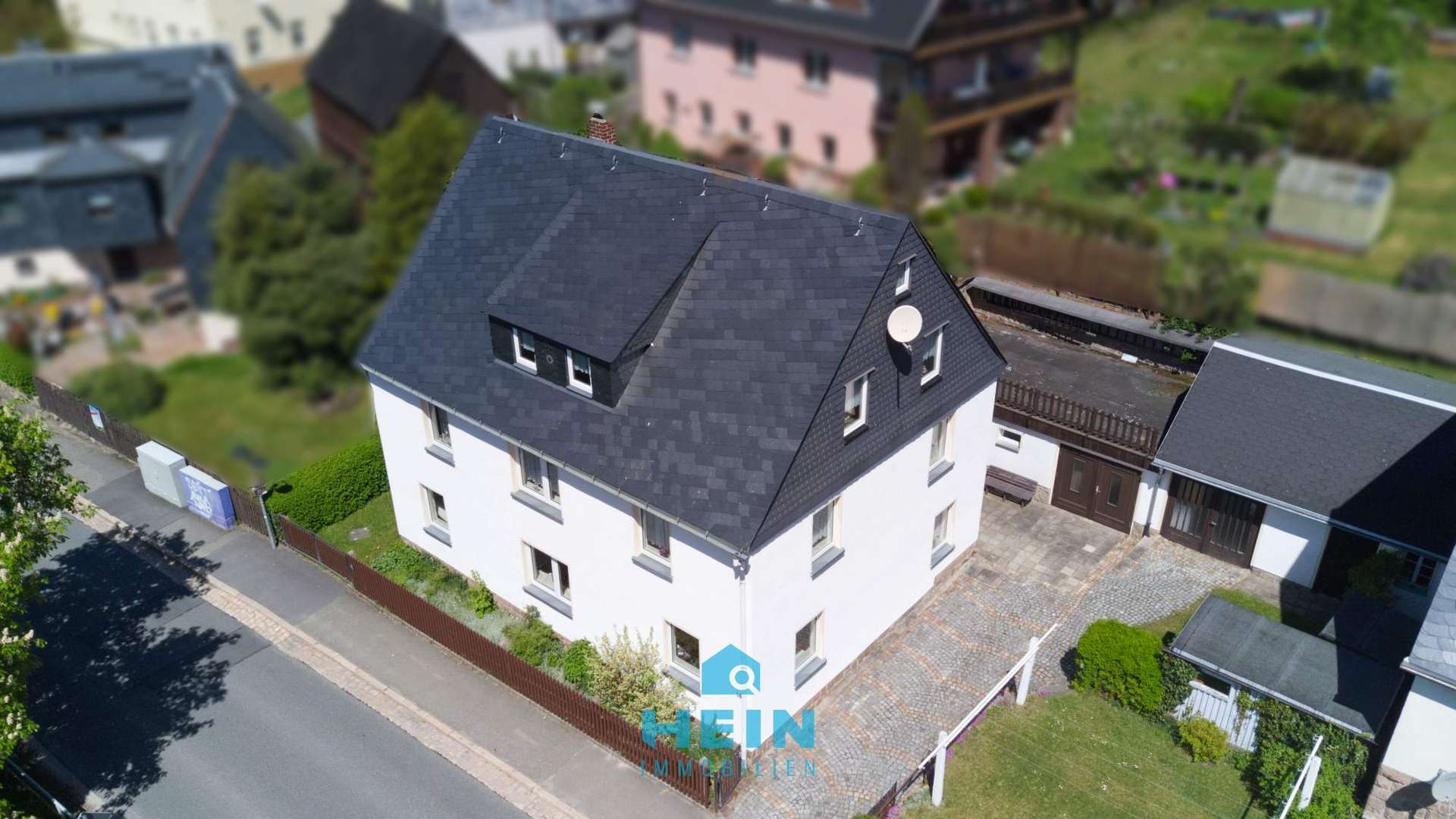 Leben, arbeiten, vermieten: Vielseitiges Wohnhaus mit Garagen und Dachterrasse