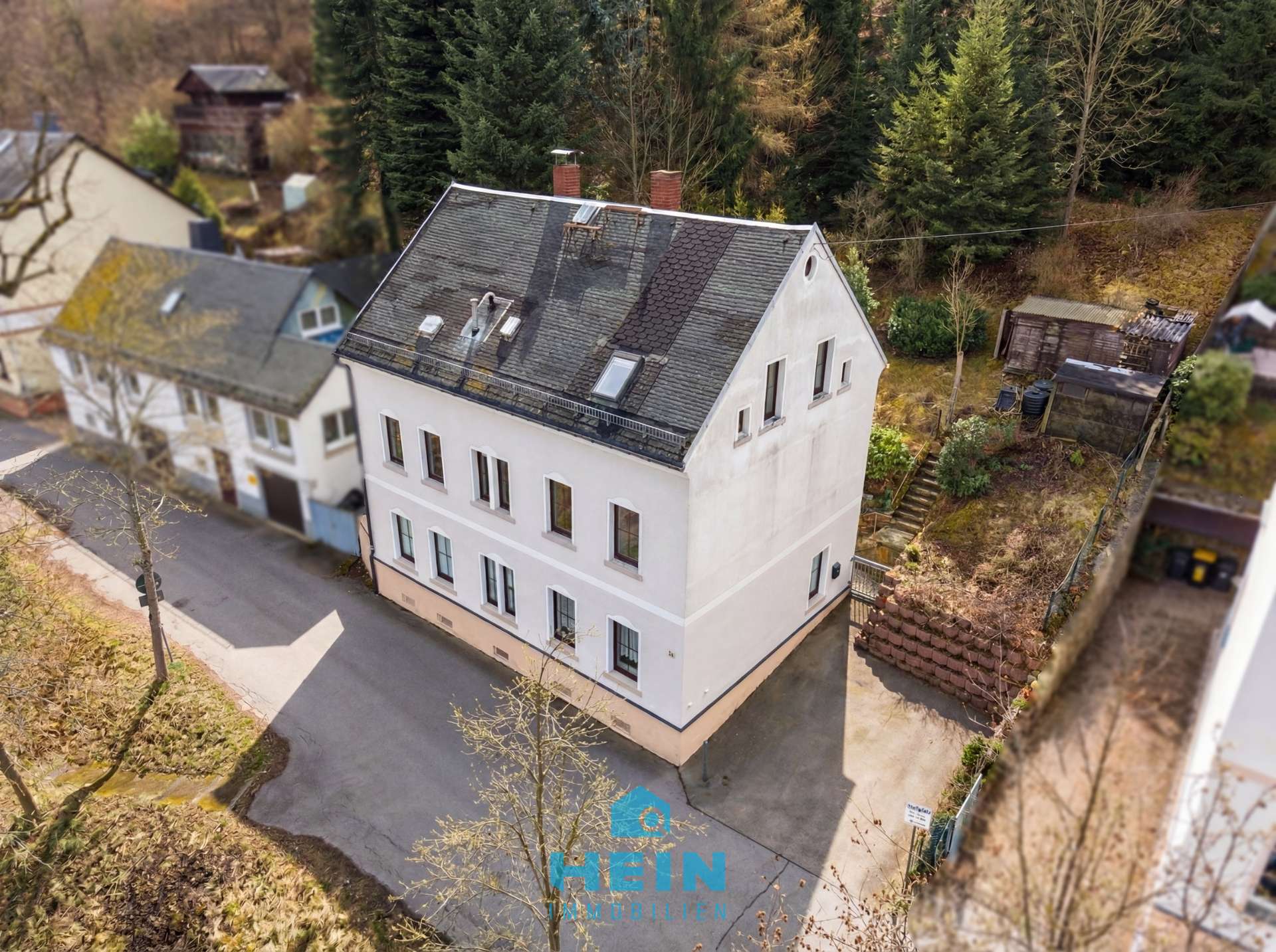 Träume brauchen Räume! Großzügiges Zweifamilienhaus mit Potential am Fuße des Heidelsbergs in Aue!