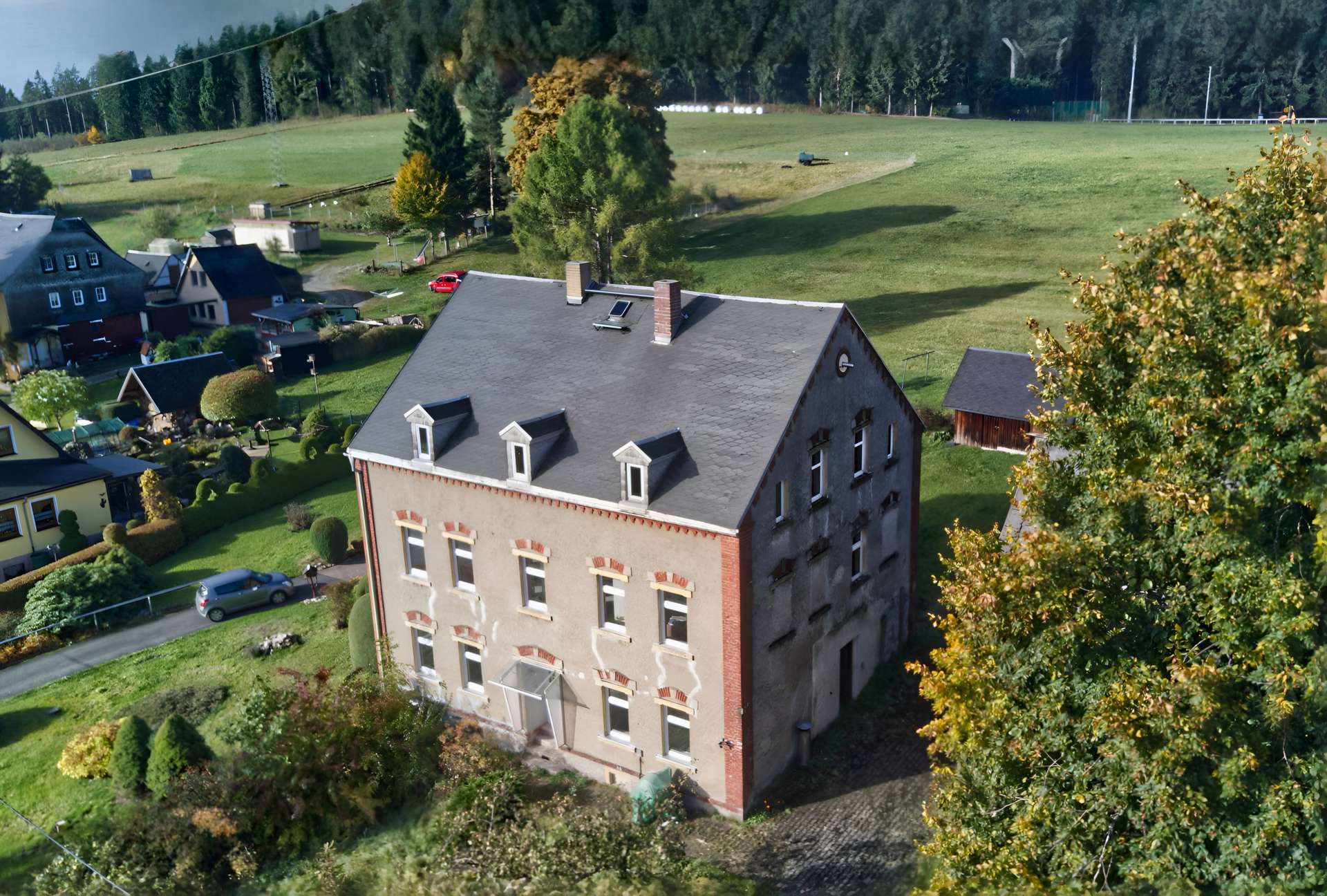 Zwei- bis Dreifamilienhaus in sonniger Lage mit Sanierungskonzept!