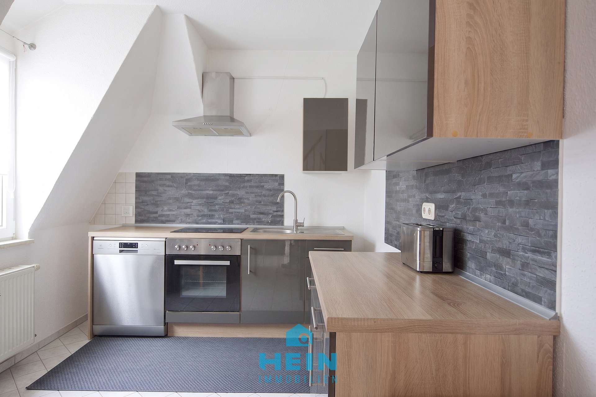 Gemütliche Dachgeschosswohnung im Zentrum von Aue mit Balkon, Einbauküche und Stellplatz!