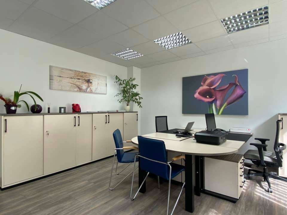 Viel Platz für Ihr Business: Helles Büro inklusive Einbauküche und viel Stauraum!