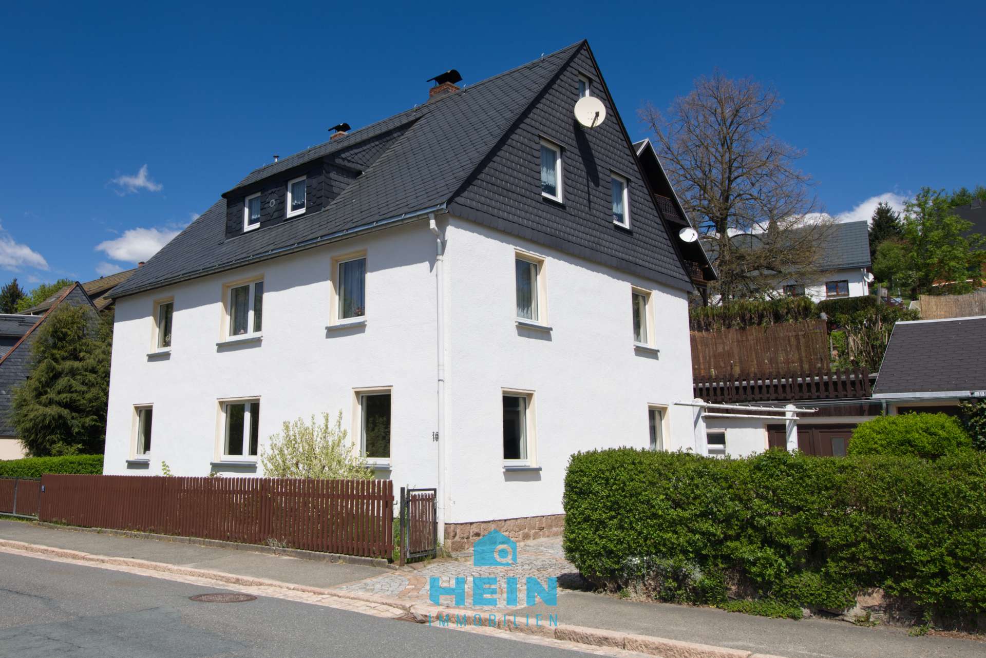 Leben, arbeiten, vermieten: Vielseitiges Wohnhaus mit Garagen und Dachterrasse