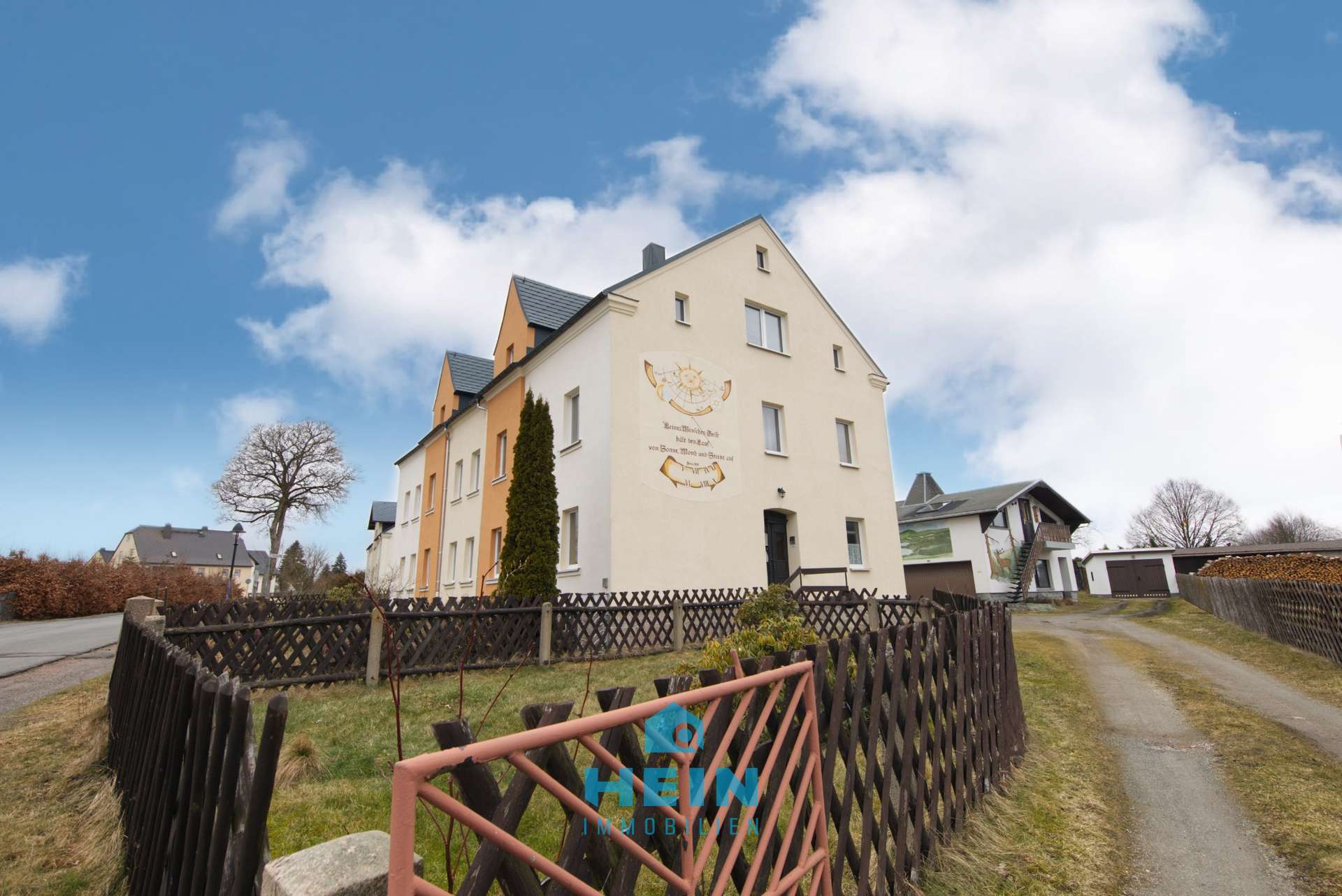 Raum für Wohnen und Gewerbe: Wohn-&Geschäftshaus in Hundshübel mit Nebengelass!