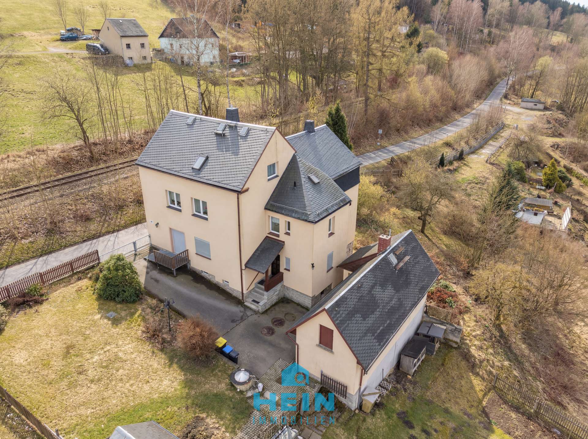 Natur, Ruhe & Perspektive – Dreifamilienhaus in Lößnitz mit 4.000 m² Grundstück