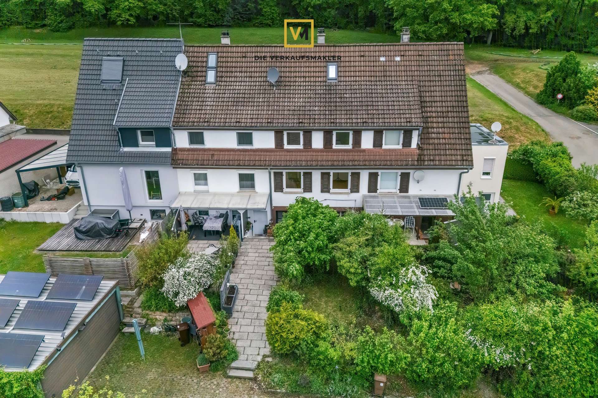 12 Gebäuderückseite