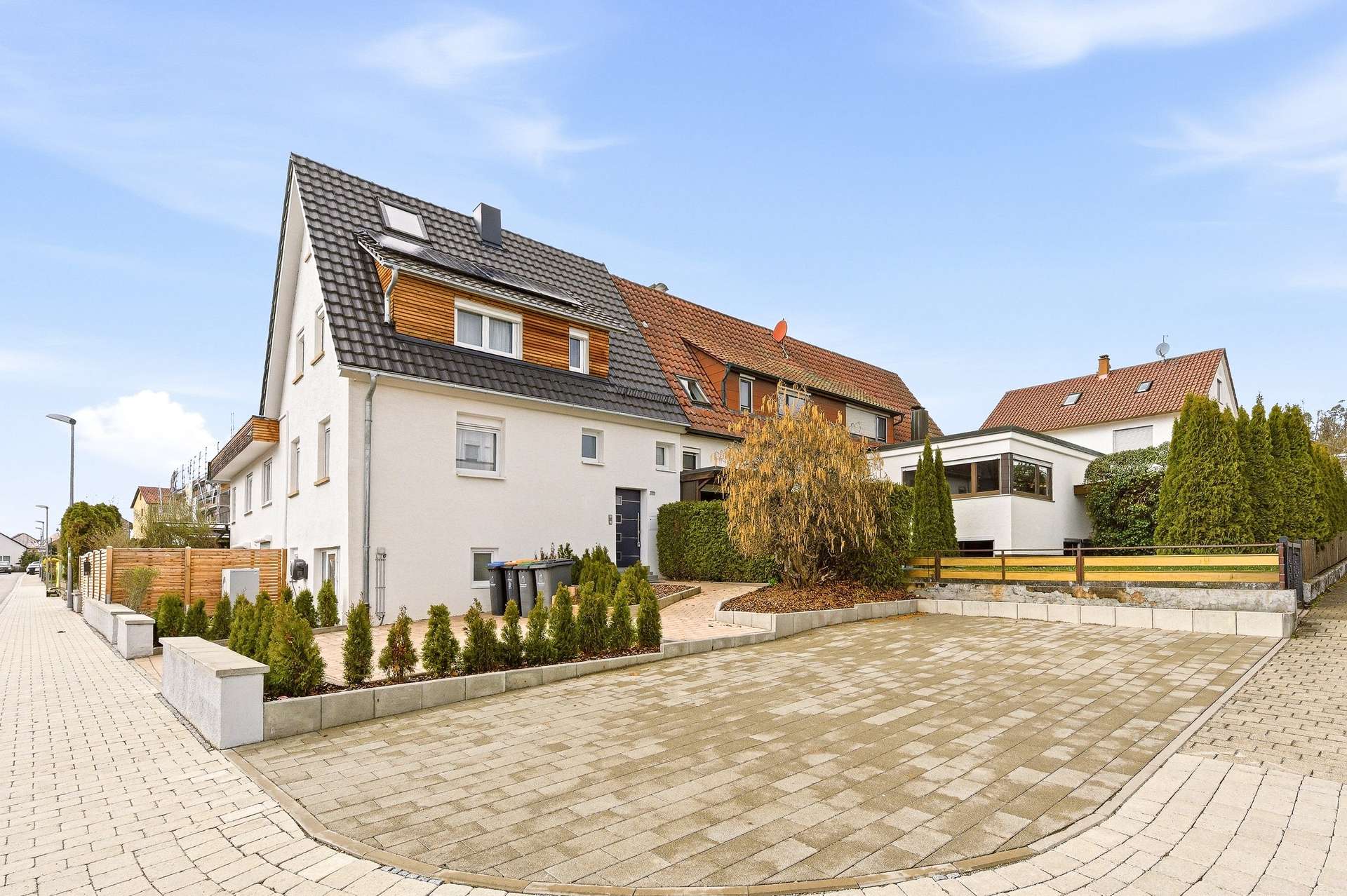 17 Zwei eigene Stellplaetze am Haus