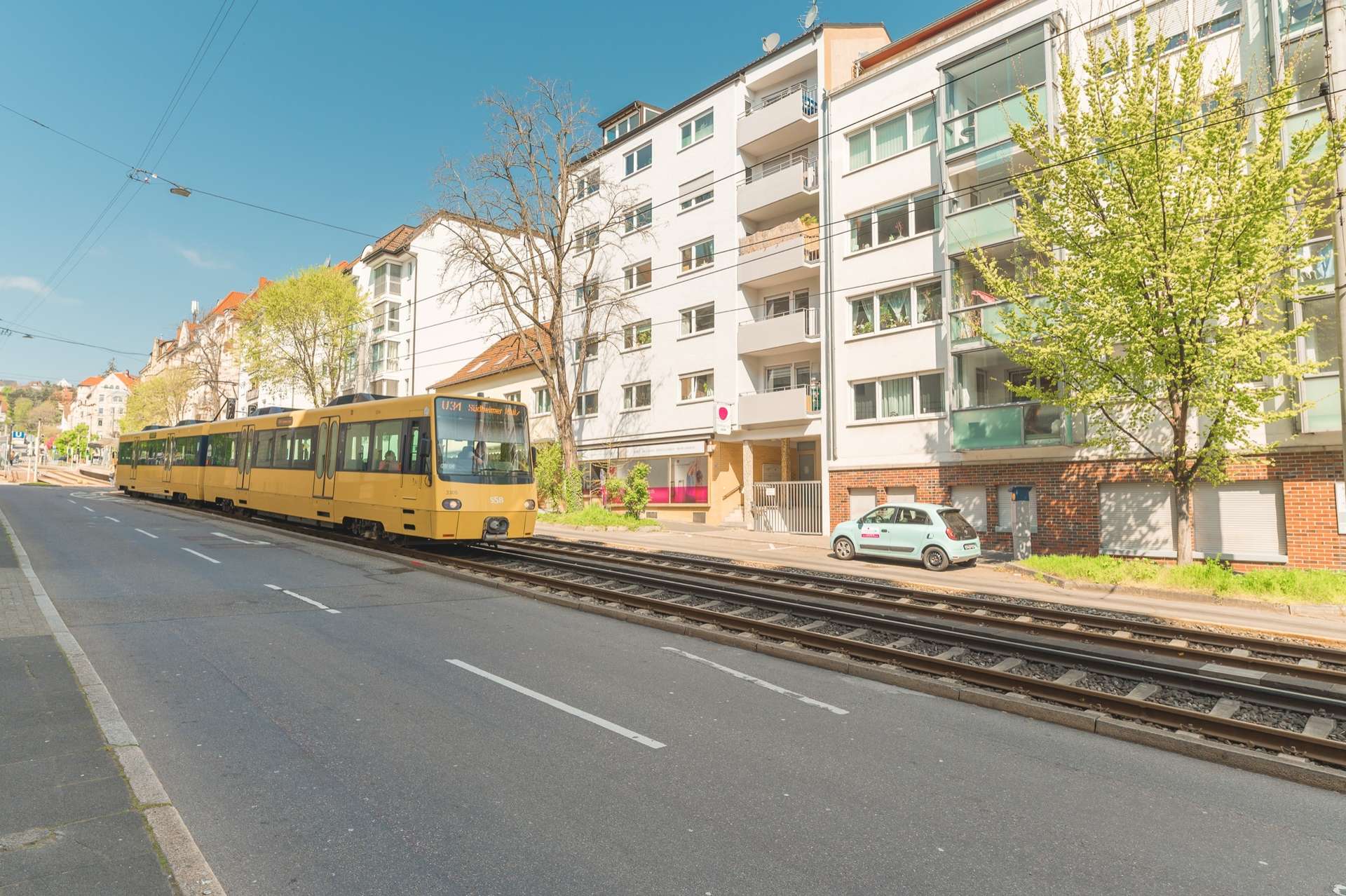 Außenansicht mit Stadtbahn vor dem Haus