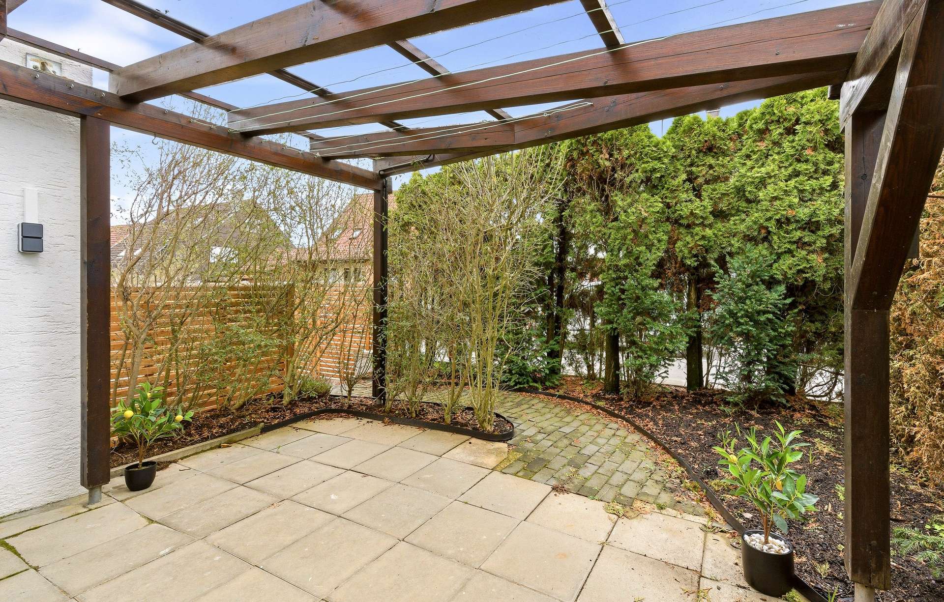 02 Ueberdachte Terrasse mit Pergola