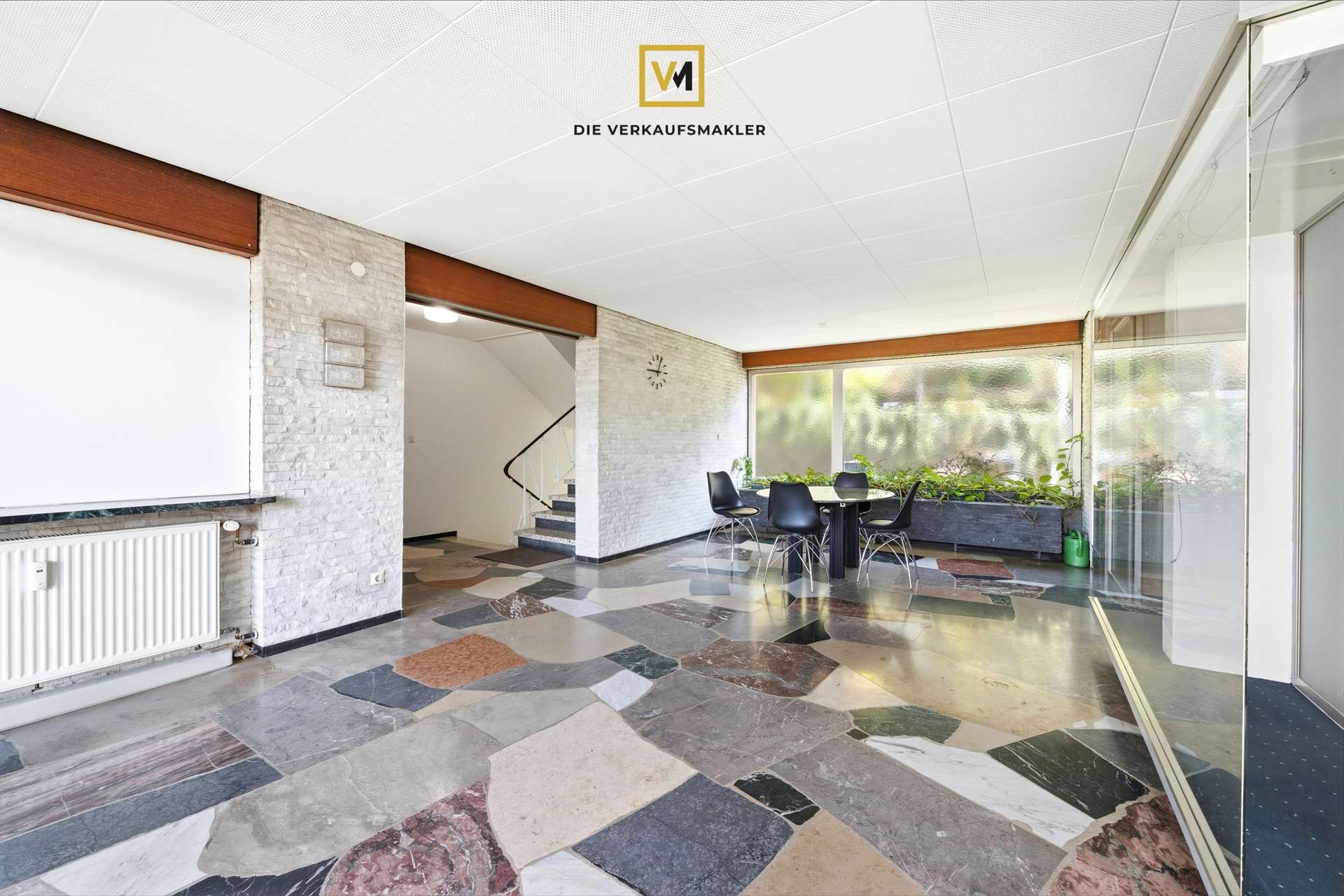 Foyer: Empfang und Wartebereich