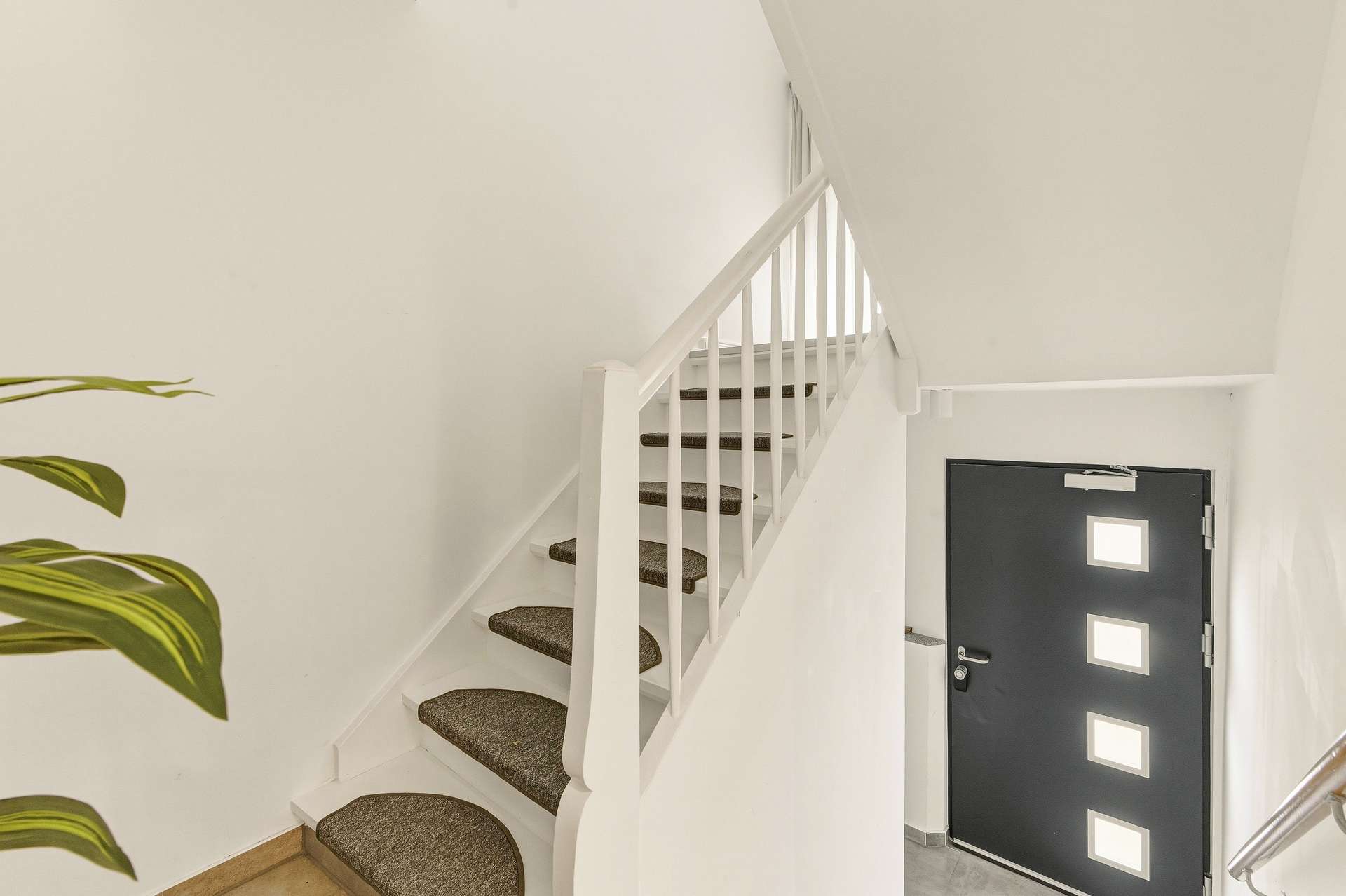 22 Hauseingang und Treppenhaus