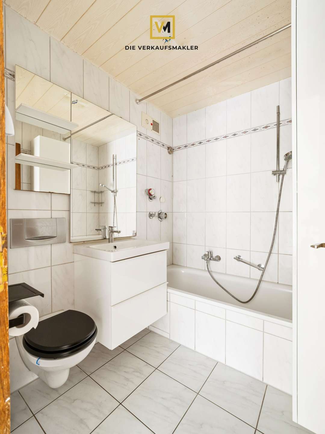 Eigenes Bad mit Badewanne