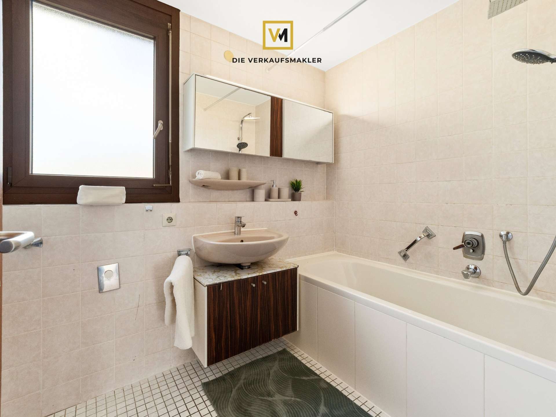 Bad mit Badewanne