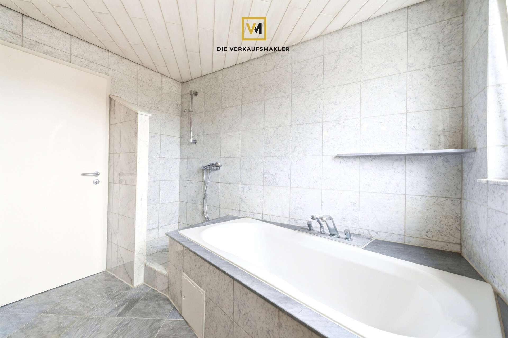 Bad mit Badewanne