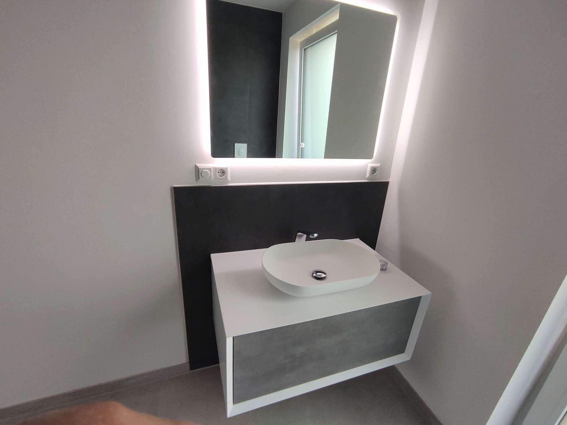 Moderner Waschbecken mit LE...