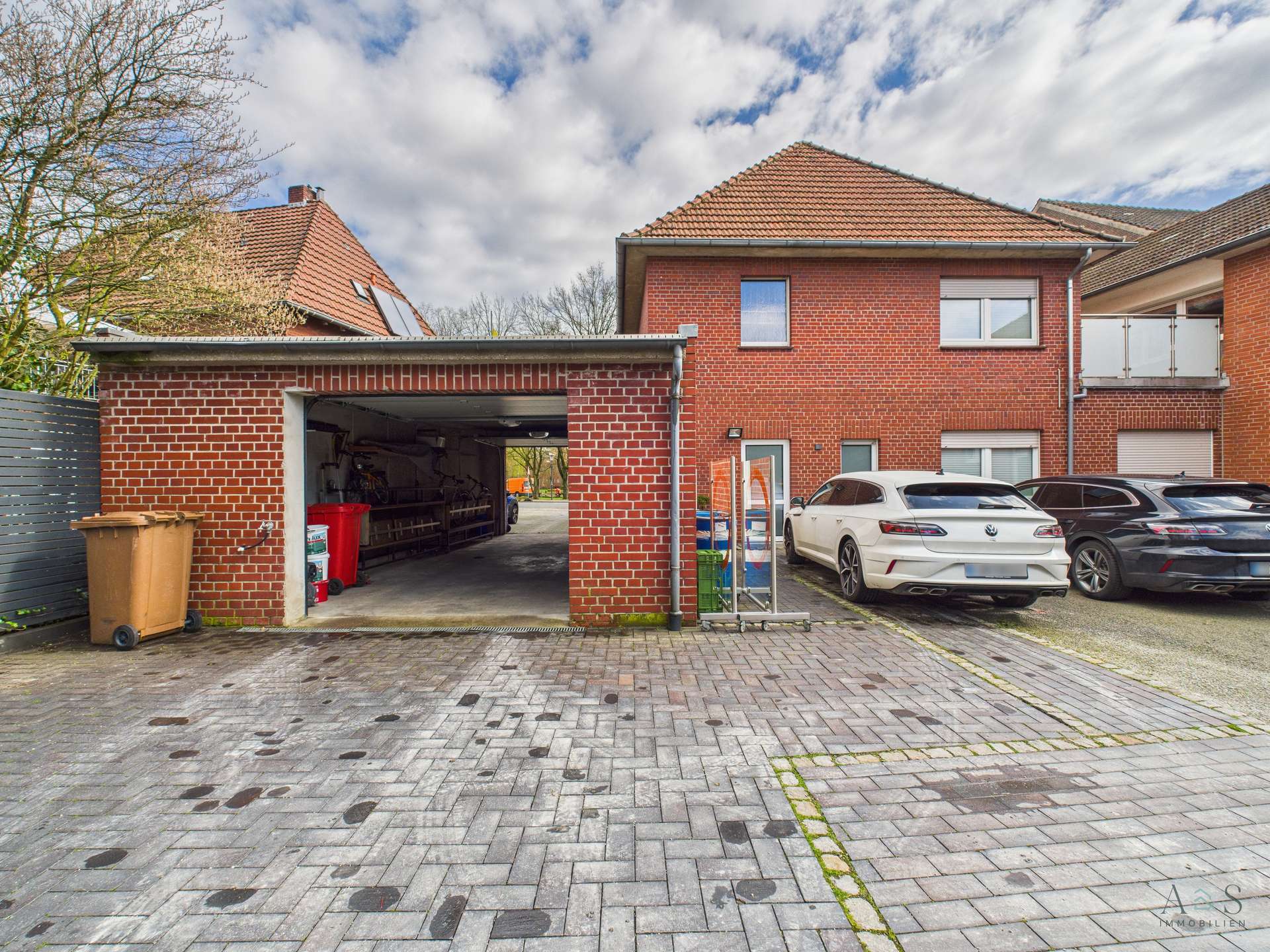 Parkplätze Hinter dem Haus