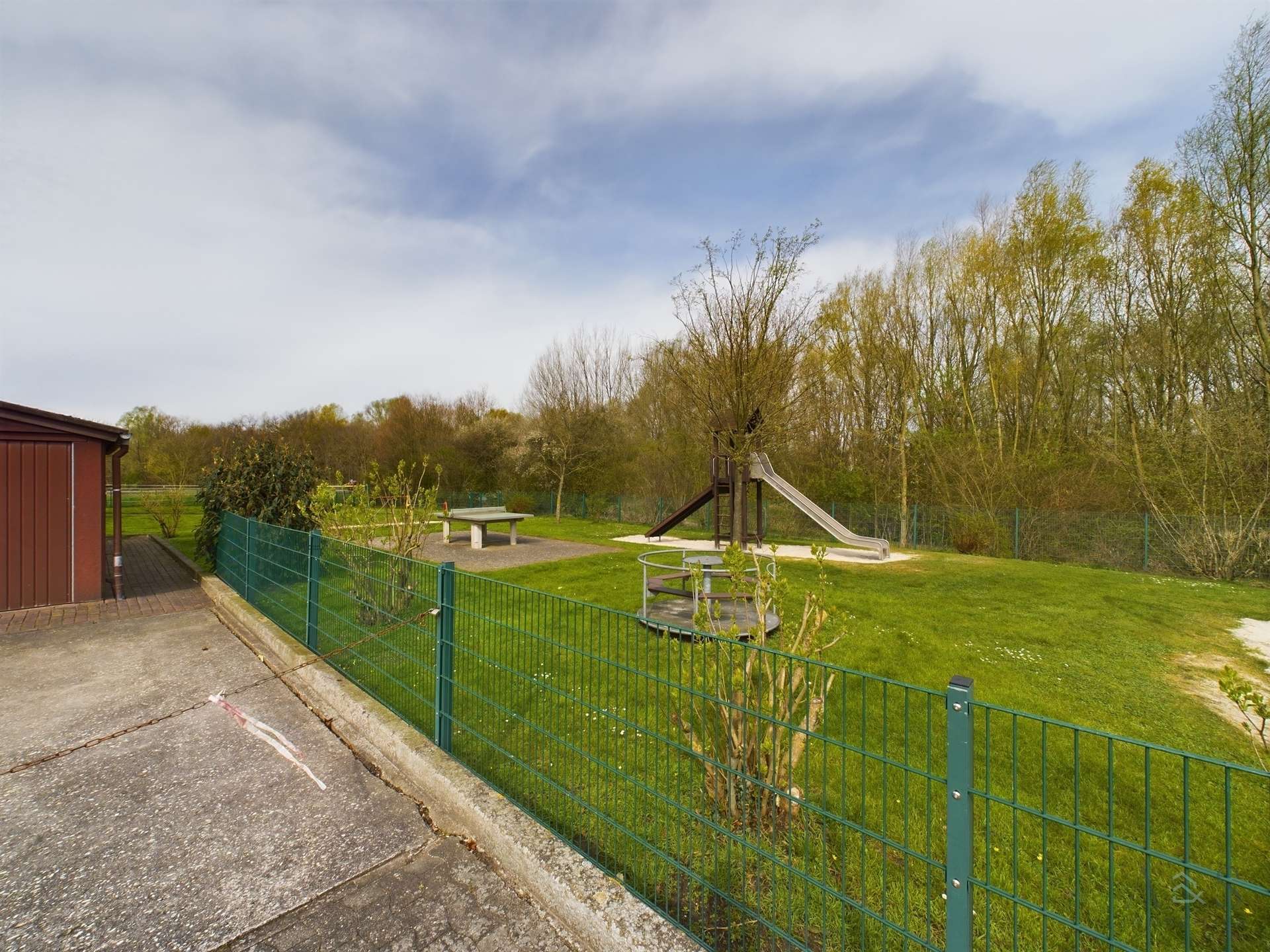Kinderspielplatz vor-dem-Haus