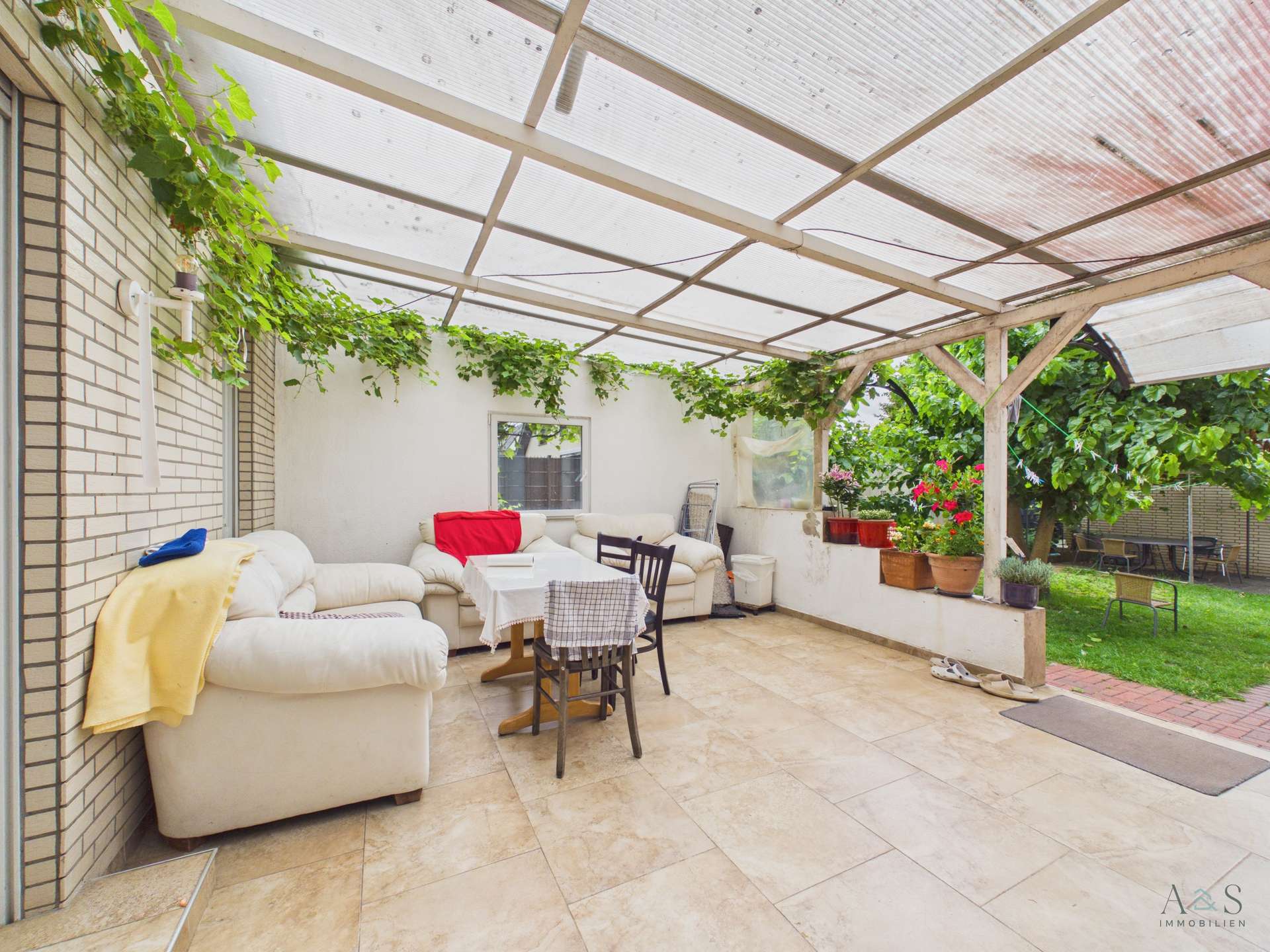 Überdachte Terrasse EG Wohnung