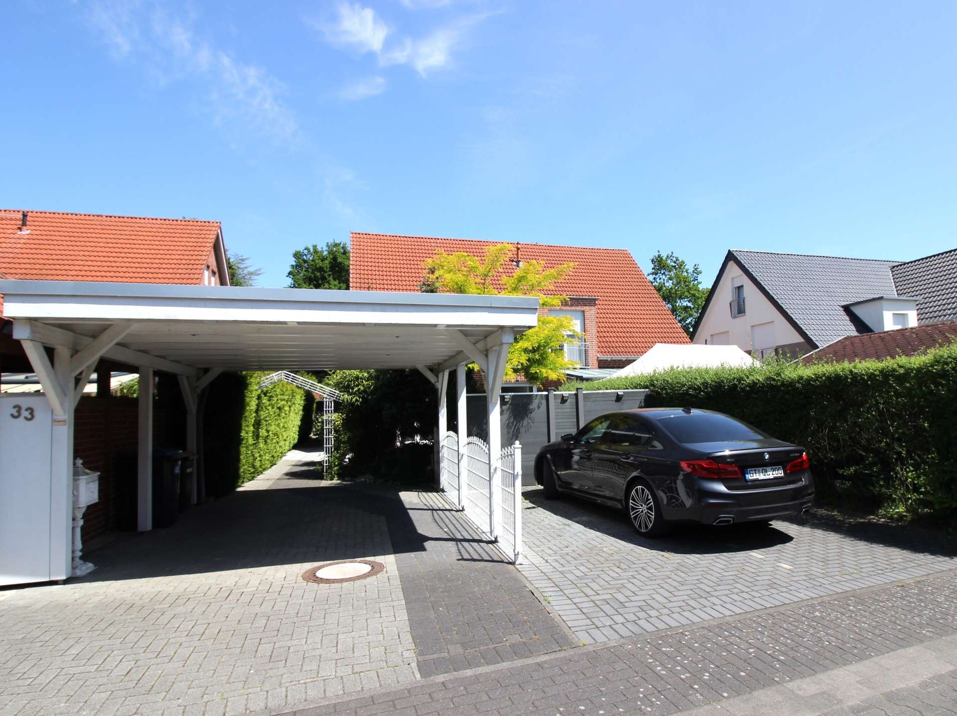 Carport und KFZ-Stellplätze