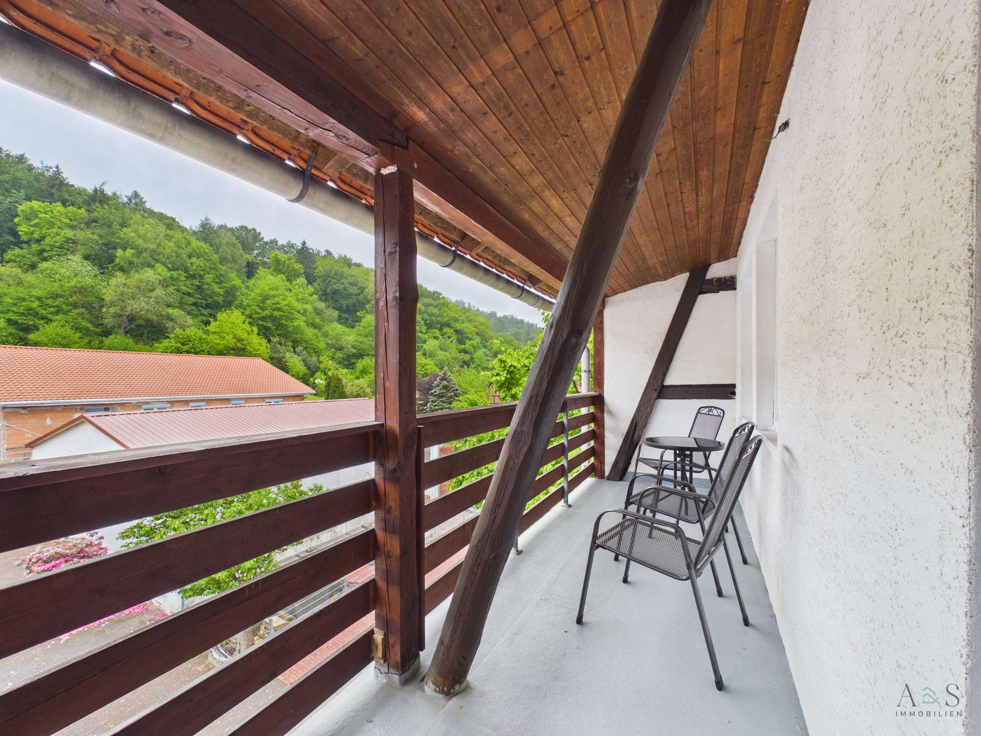 Balkon mit Waldblick