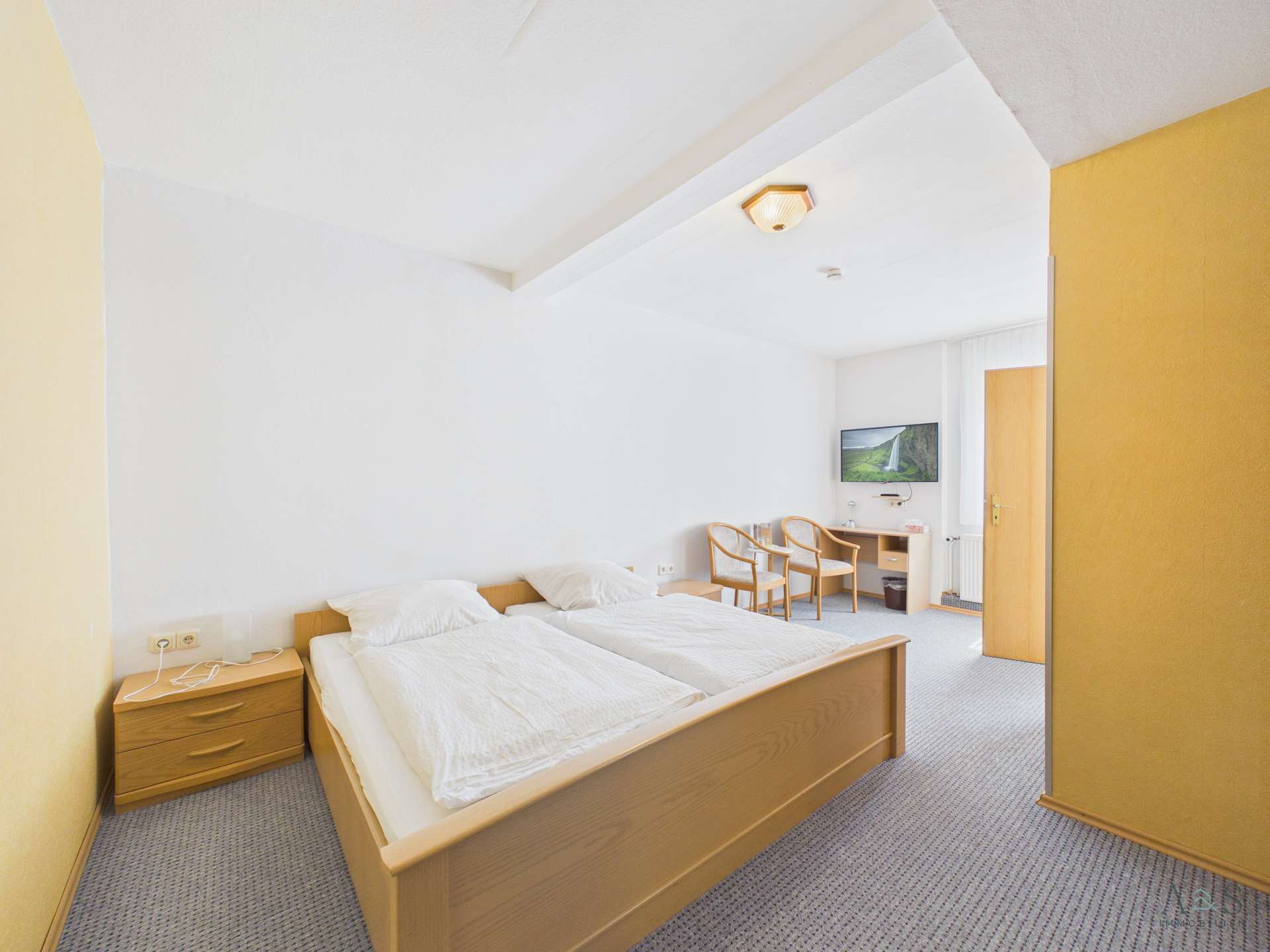 einfaches Zweibettzimmer