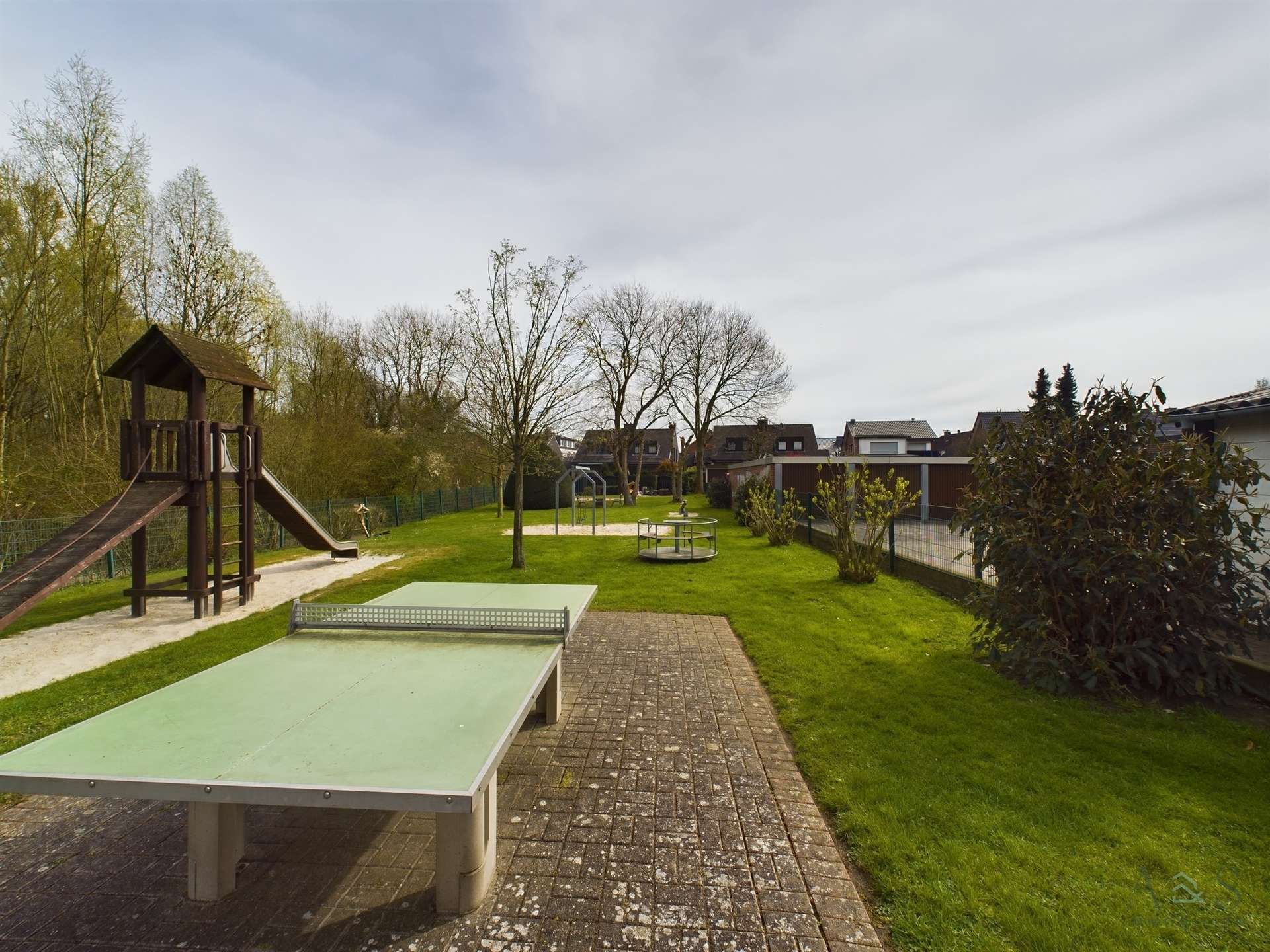 Kinderspielplatz vor-dem-Haus