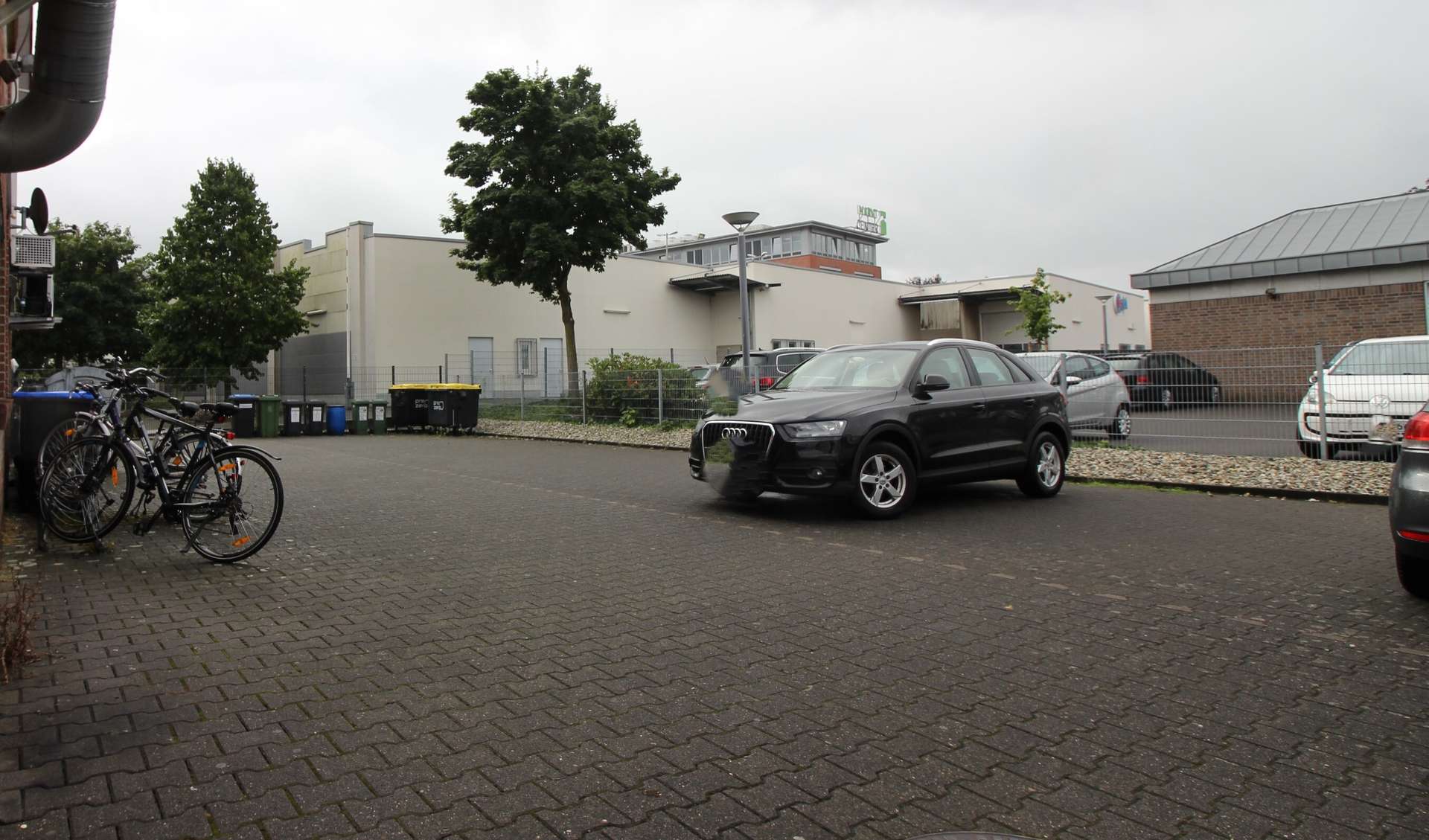 Parkplatz-hinter-dem-Haus
