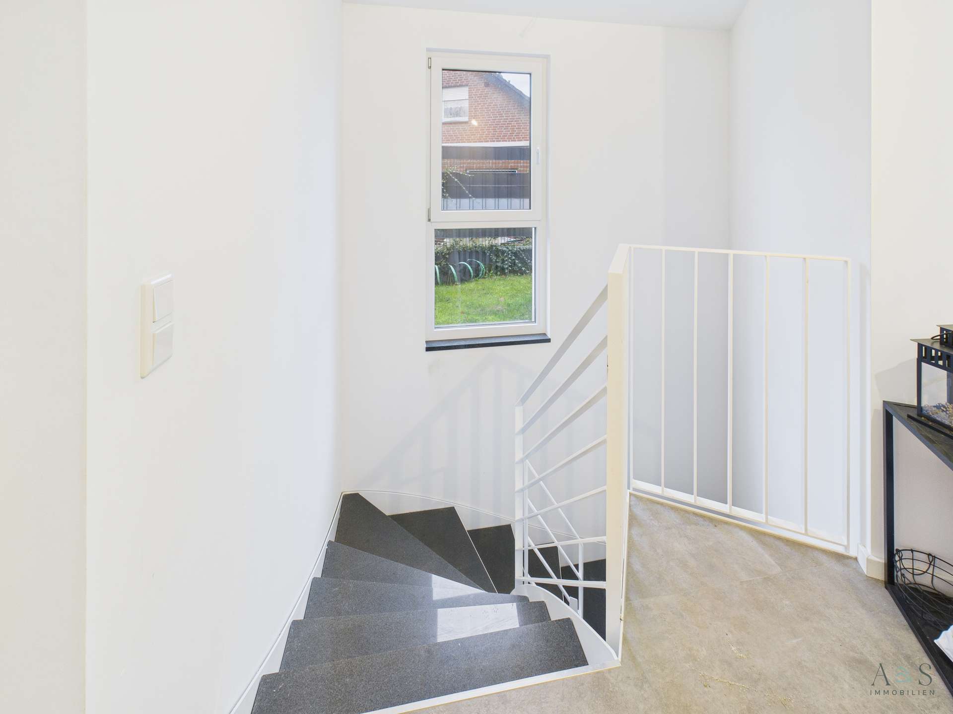 Innenliegende Treppe zum Souterrain