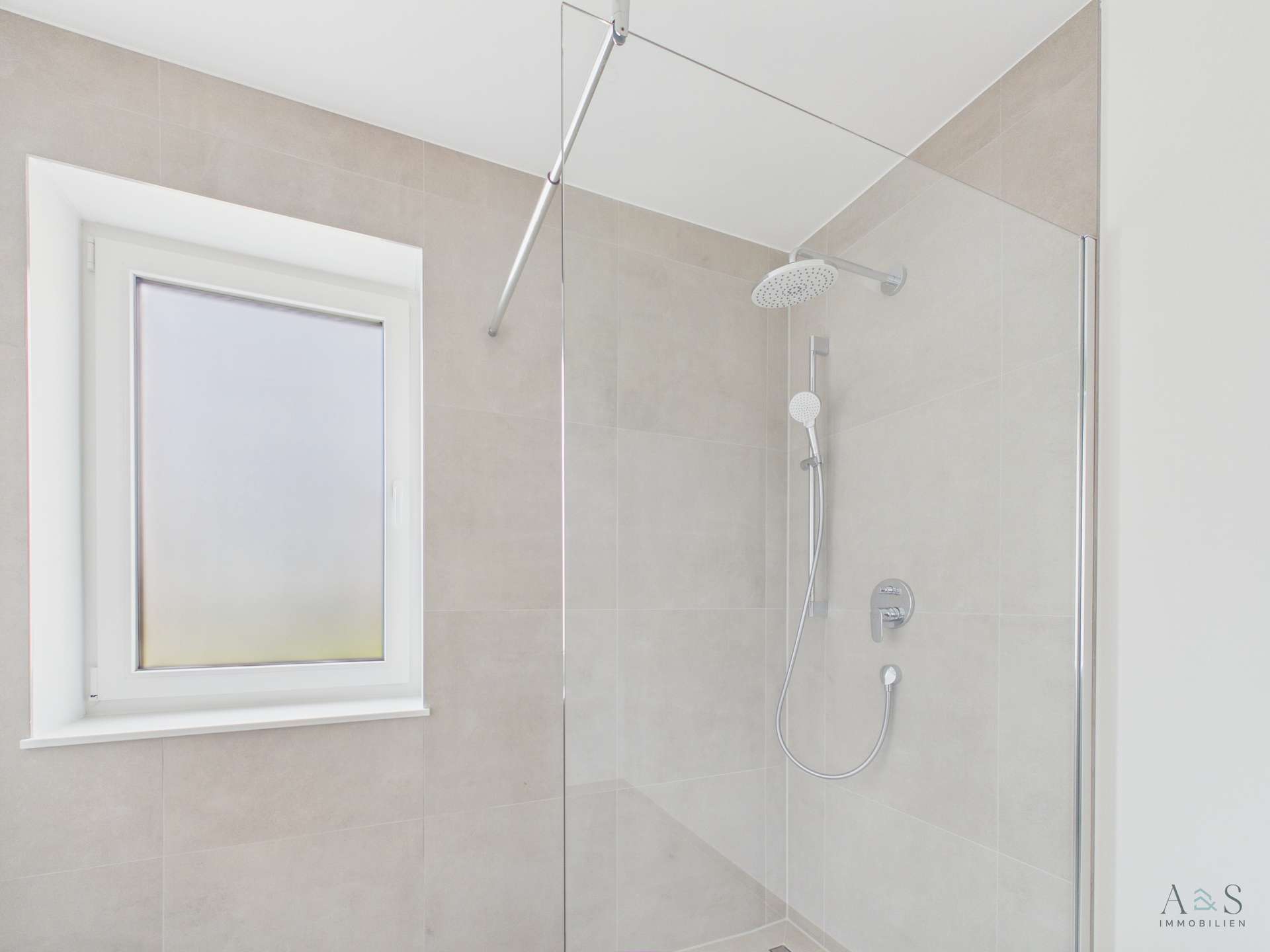 Bad mit ebenerdiger-Dusche + Fenster