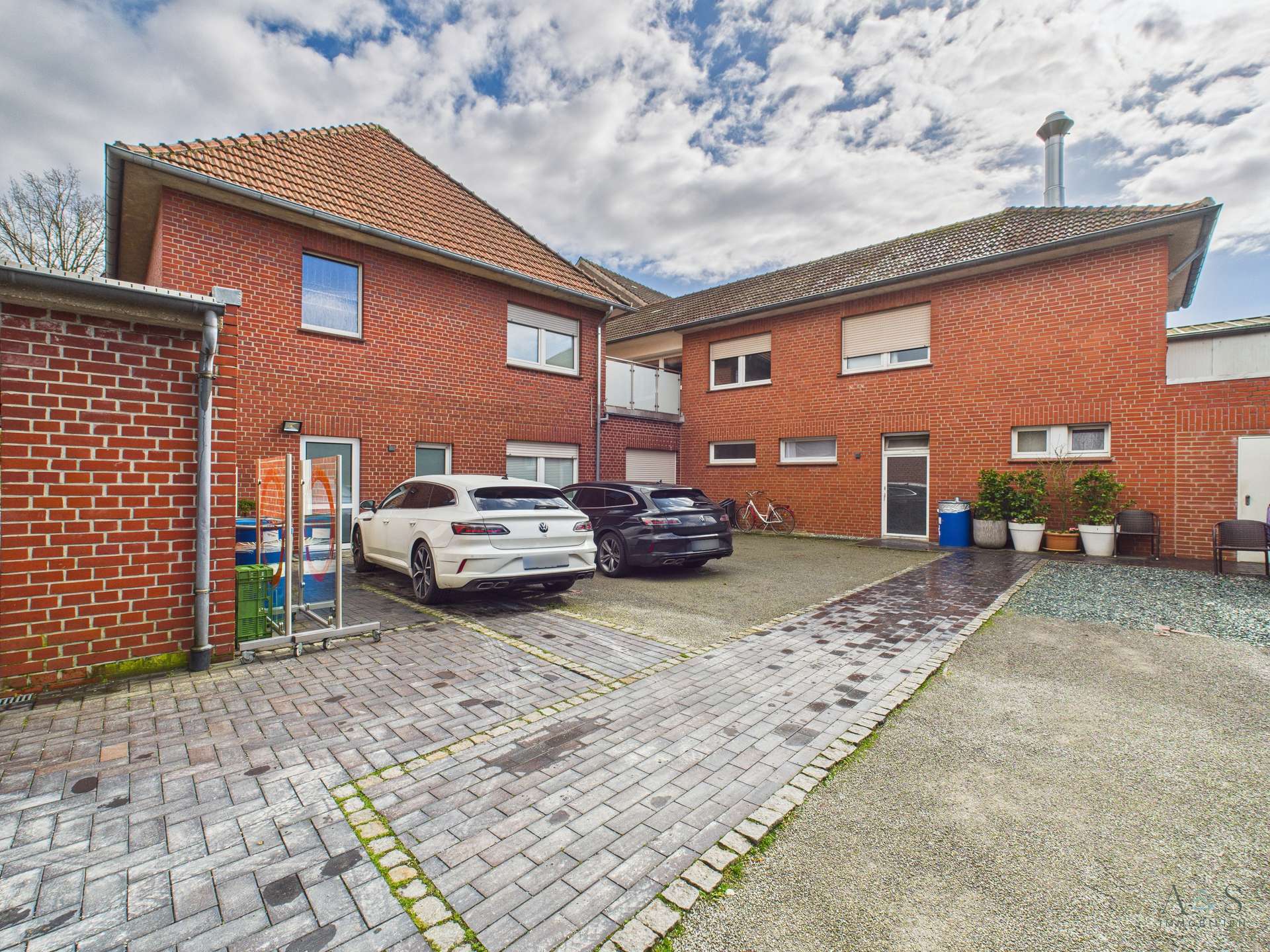 Parkplätze Hinter dem Haus