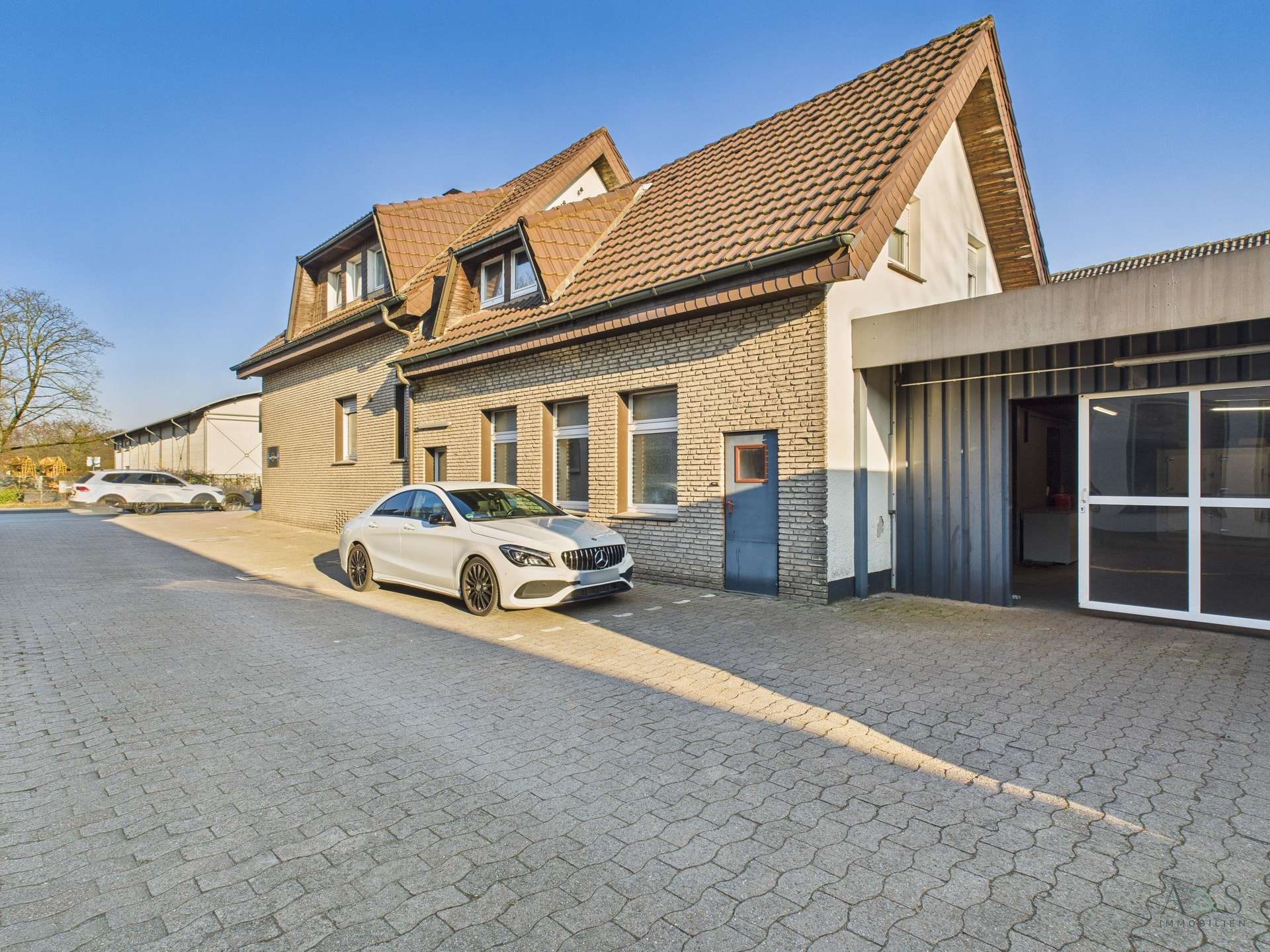 Zufahrt-Halle-Gewerbe