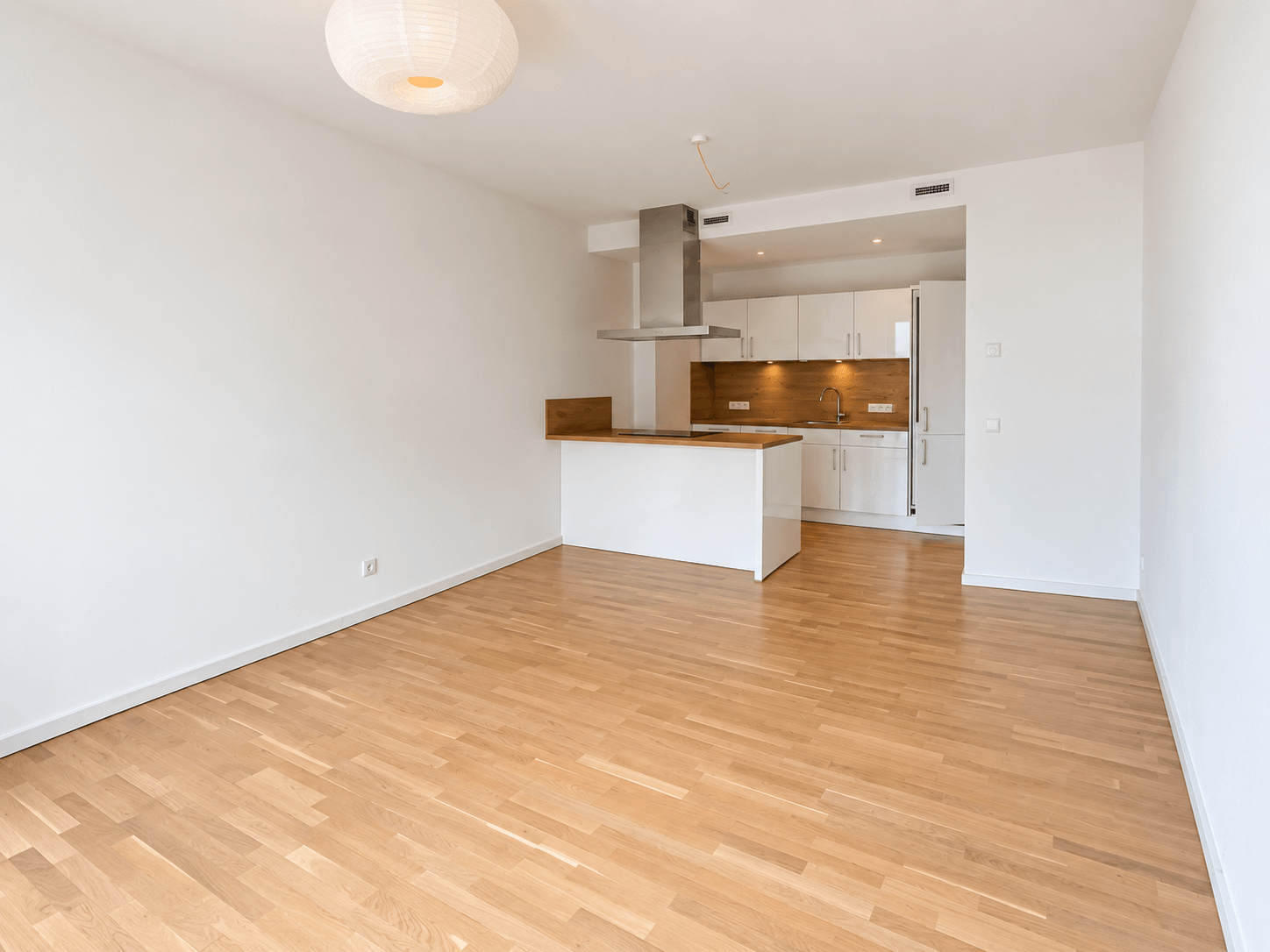 Wohnraum mit Blick zur Küche (Archivaufnahme vor Vermietung)