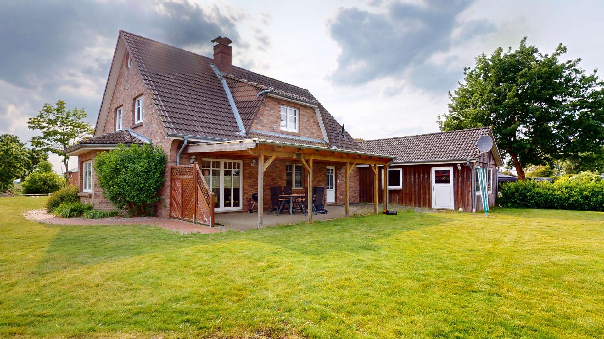 Hausansicht Garten