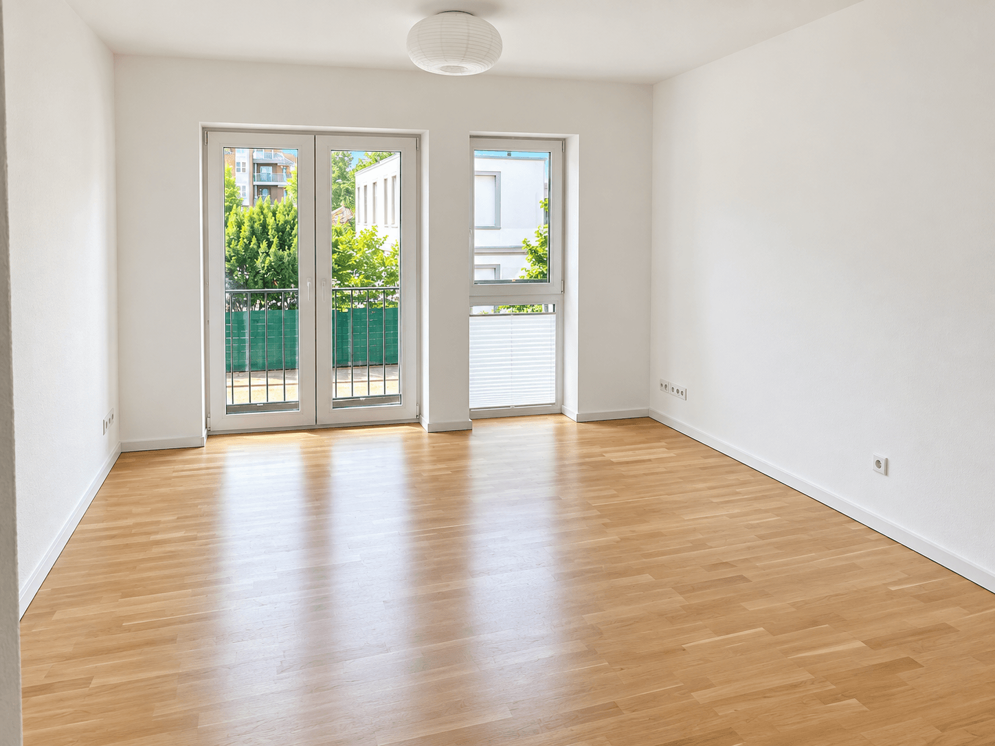 Wohnraum mit Blick zum Fenster (Archivaufnahme vor Vermietung)