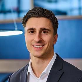 Bild von https://images.propstack.de/photos/LH9mx8Uo6spQFqDAGMRJyRMj/avatar/2rvxGUK8M7cF7p8q6rw8z9Vm/thumb_TimZagel-Dez25-016-S_280.jpg