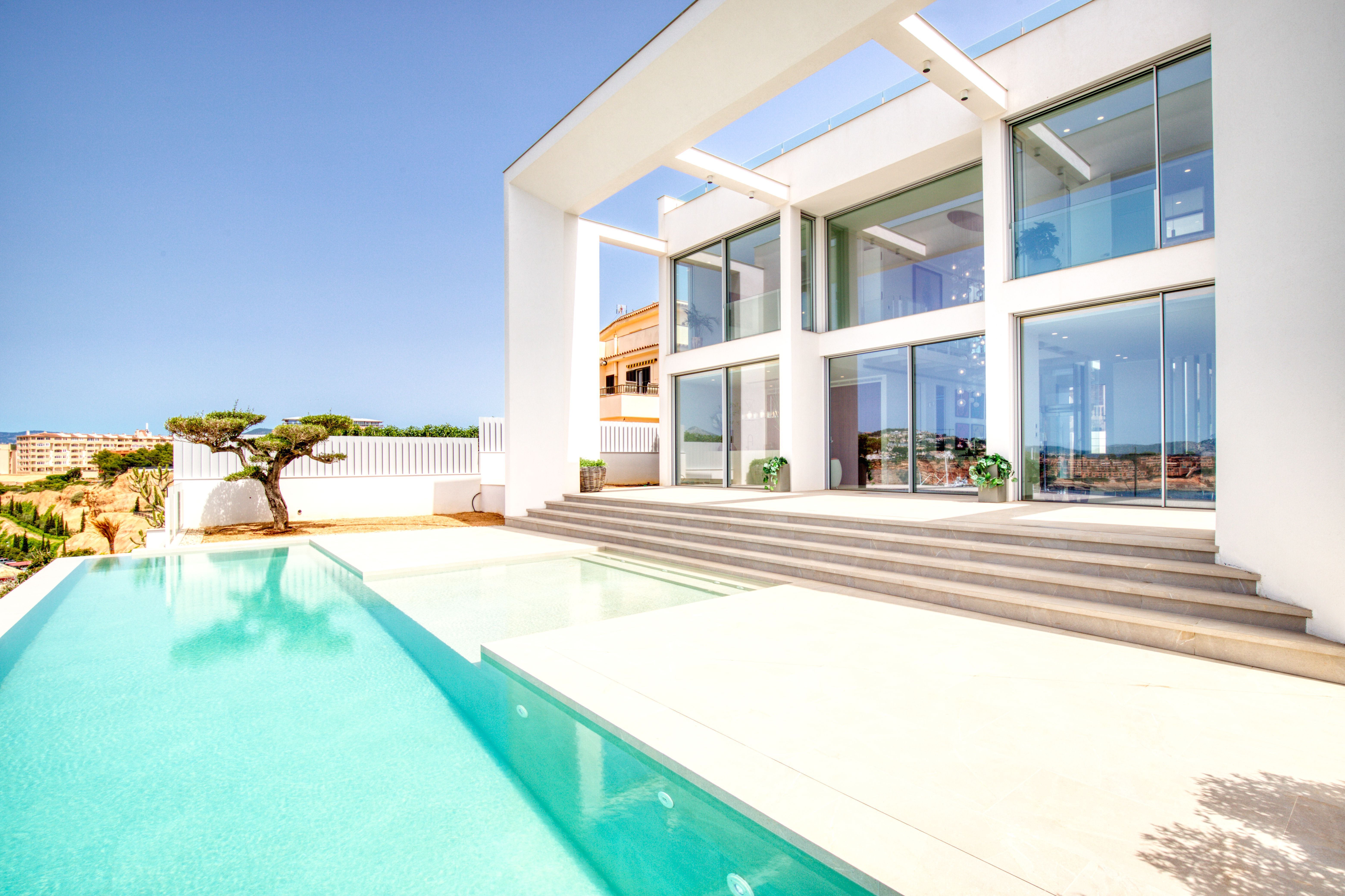 Qlistings - Moderne Designer-Villa mit fantastischem Blick uber Port Adriano Property Image