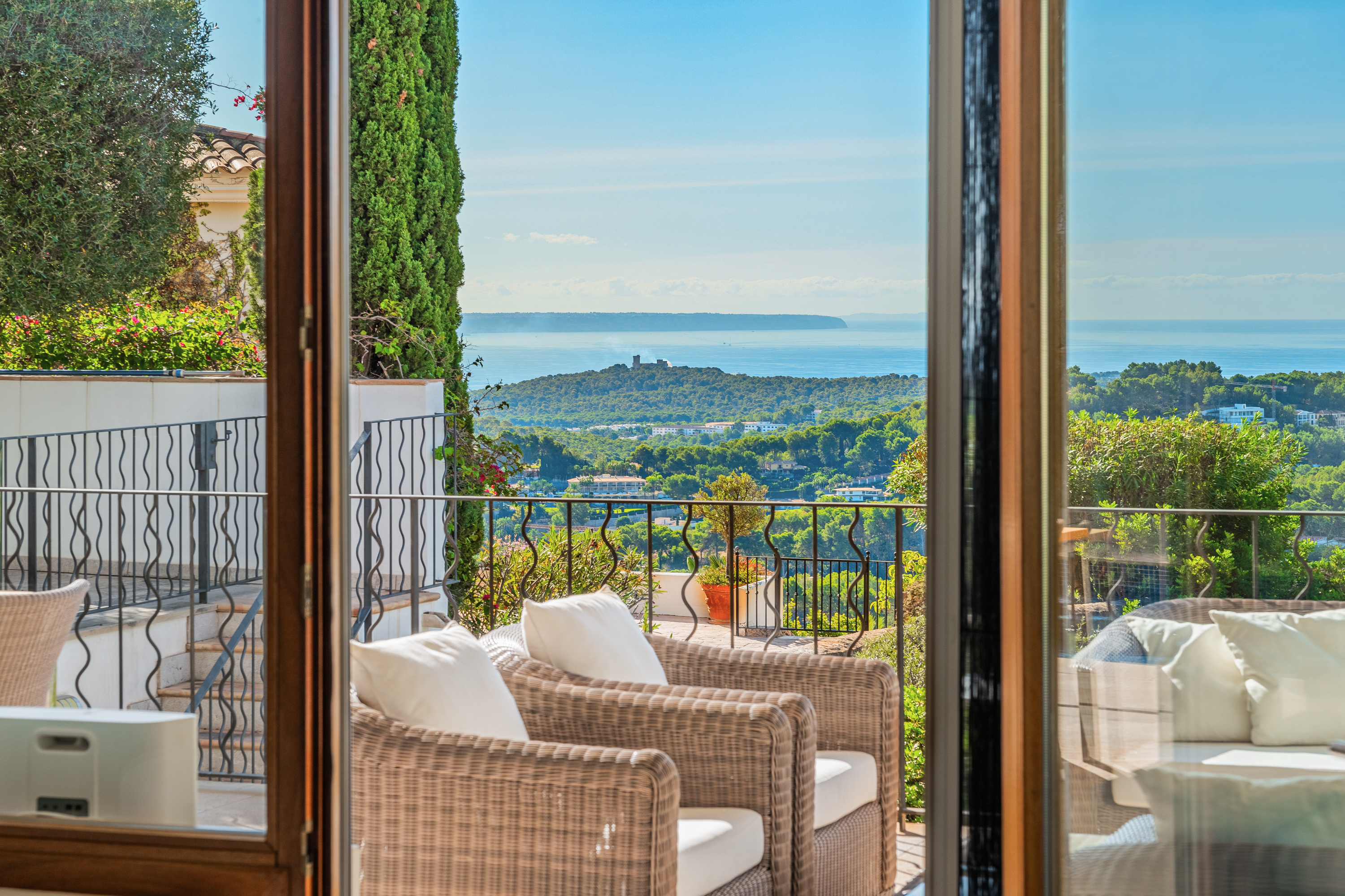 Qlistings - Grosszugige Familienvilla mit Meerblick in Son Vida Property Image