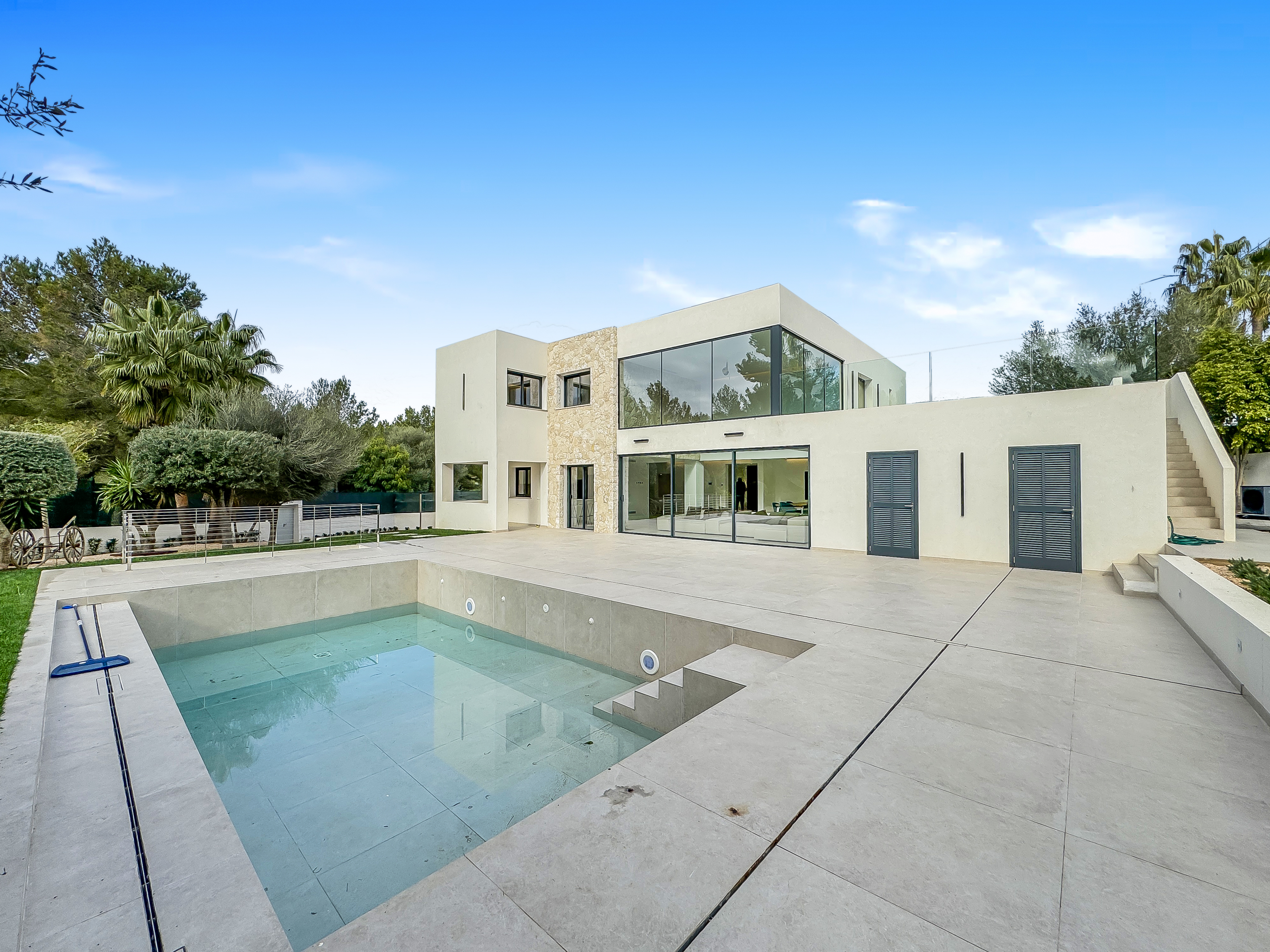Qlistings - Neue moderne Villa mit grossem Garten in Santa Ponsa Property Image