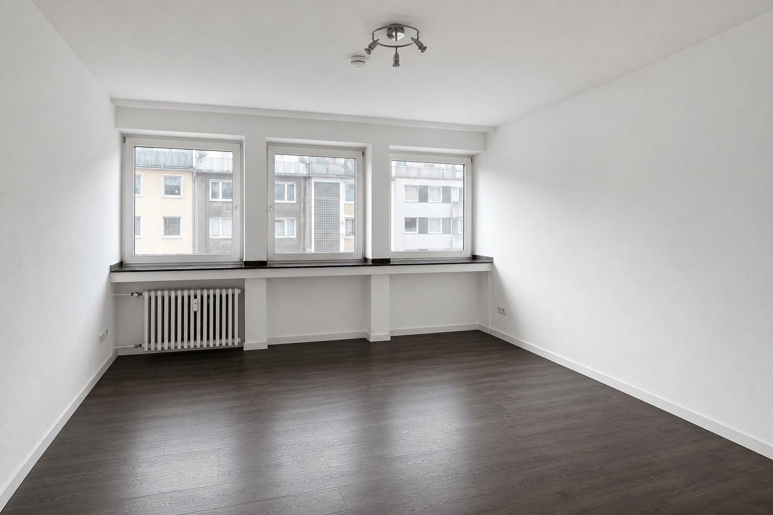 1KM ZUR KÖ! MODERNISIERTE 3-ZIMMERWOHNUNG IN ZENTRALER LAGE +RENOVIERT +NEUER FUßBODEN - Foto 2