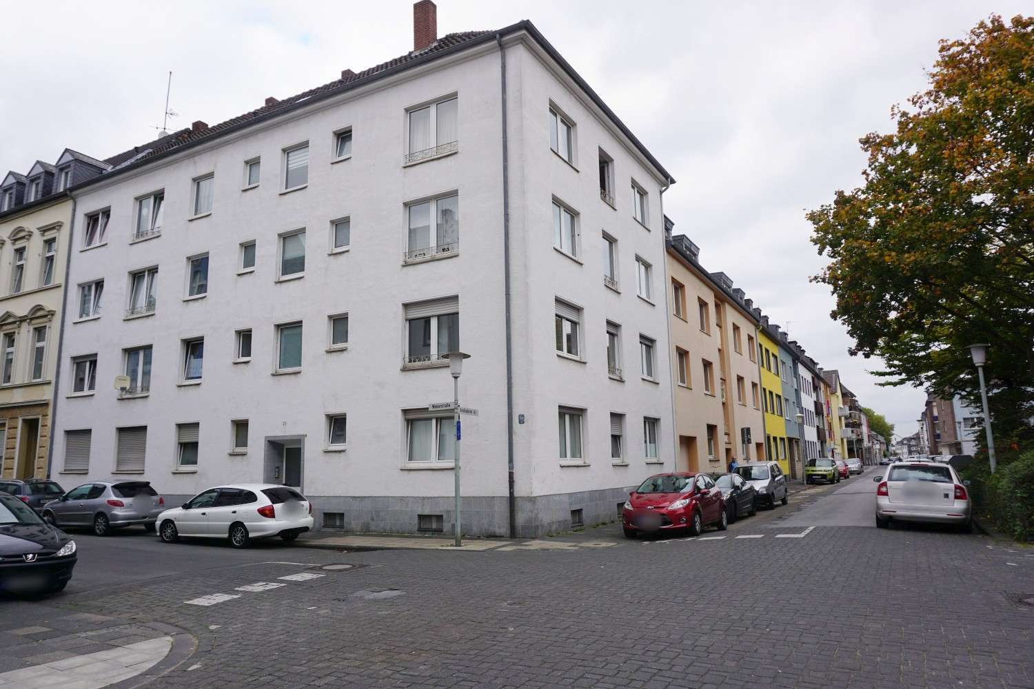 KREFELD: SCHÖNE 3-ZIMMERWOHNUNG - ZENTRAL GELEGEN - MIT EINBAUKÜCHE, BALKON & PARKETTBODEN - Photo 1