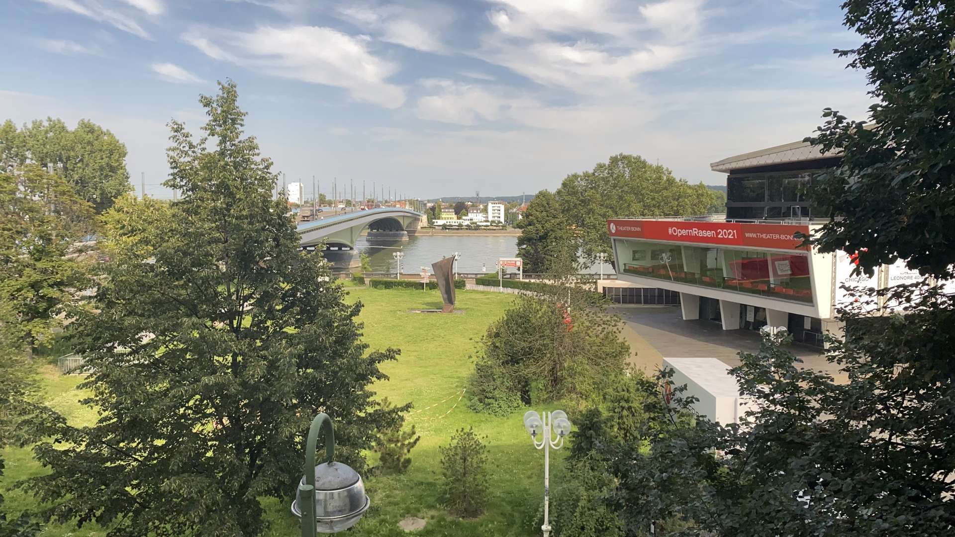 BONN - FAST DIREKT AM RHEIN! MODERNE MAISONETTE MIT 2 ZIMMERN & GROßER TERRASSE IM ZENTRUM! +AUFZUG - Photo 2