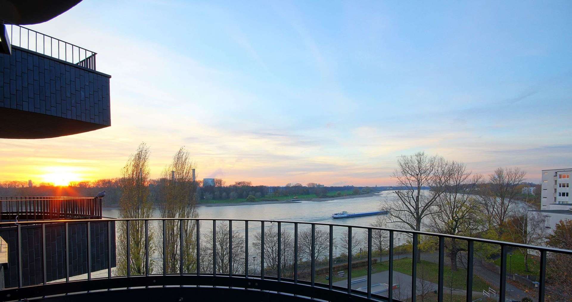 KÖLN-MÜLHEIM MIT RHEINBLICK - TOLLES 2-ZIMMERAPPARTEMENT IM NEUEN WOHNTURM "OPAL" DIREKT AM UFER! - Foto 1