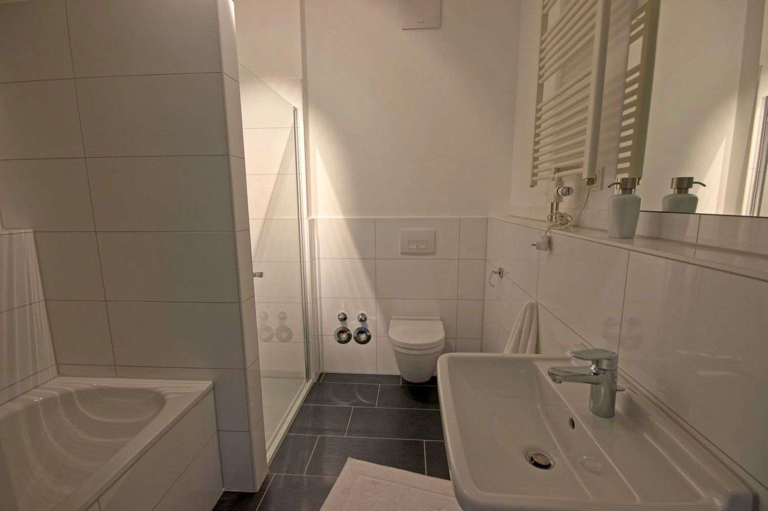 MIT RUHRBLICK: ERSTKLASSIGE 3-ZIMMERWOHNUNG AN MÜLHEIMS NEUER RUHRPROMENADE +PARKETT +FUßBODENHZG - Photo 2