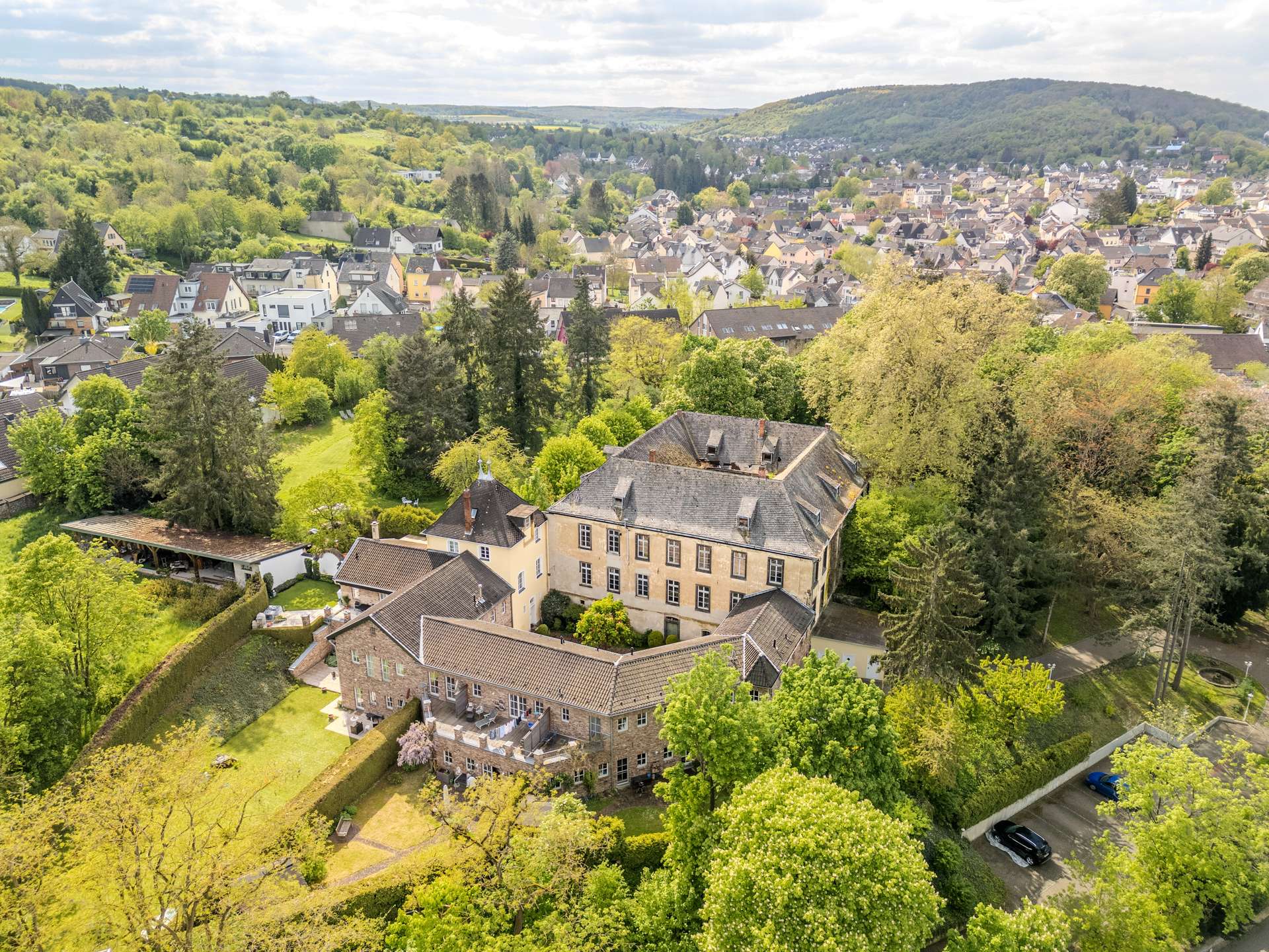 Investieren in Geschichte – Denkmalgeschütztes Kloster mit großem Grundstück und Potenzial