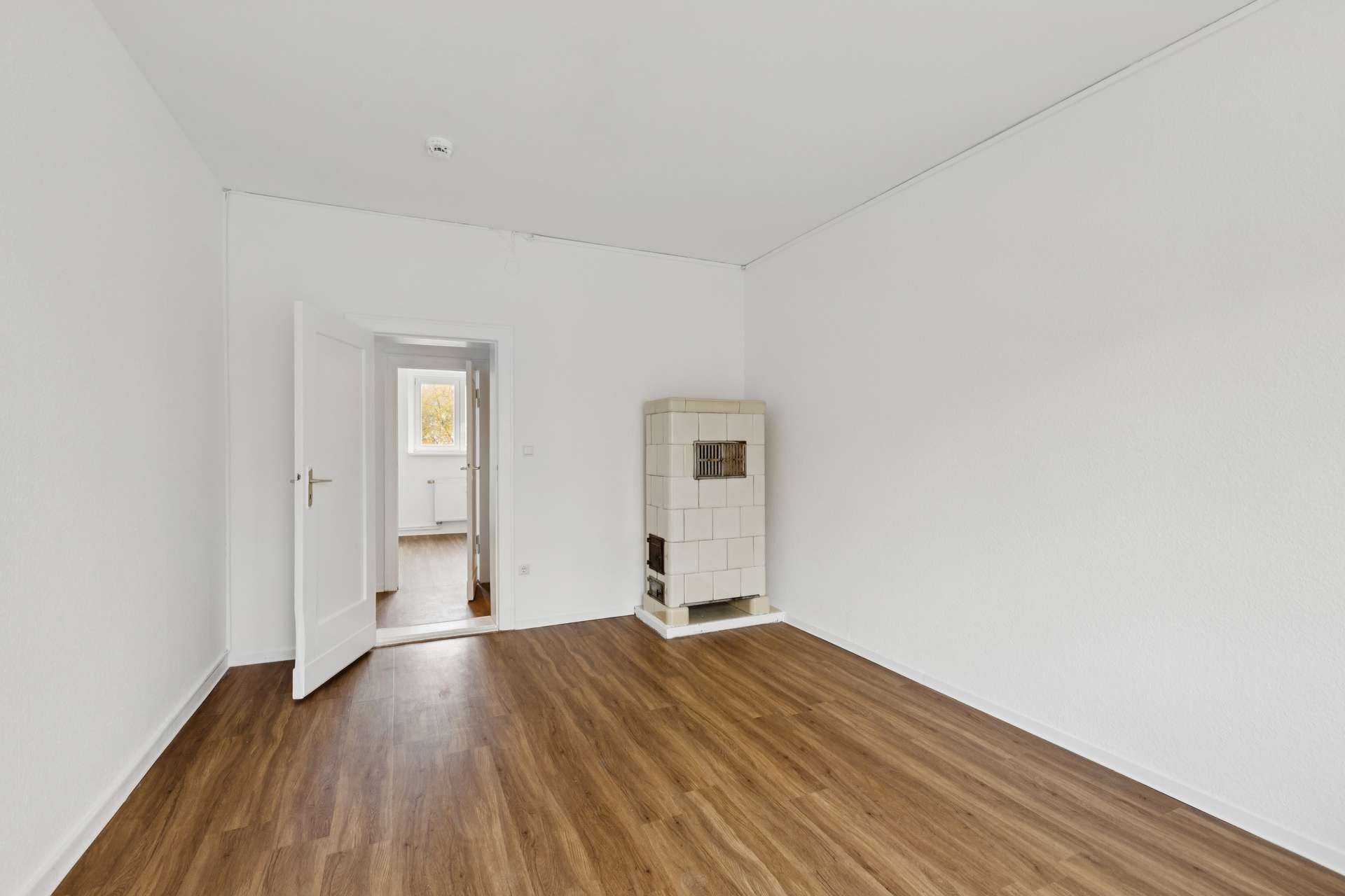 Zimmer mit Kachelofen, Wohnung in Berlin-Tempelhof-Schöneberg